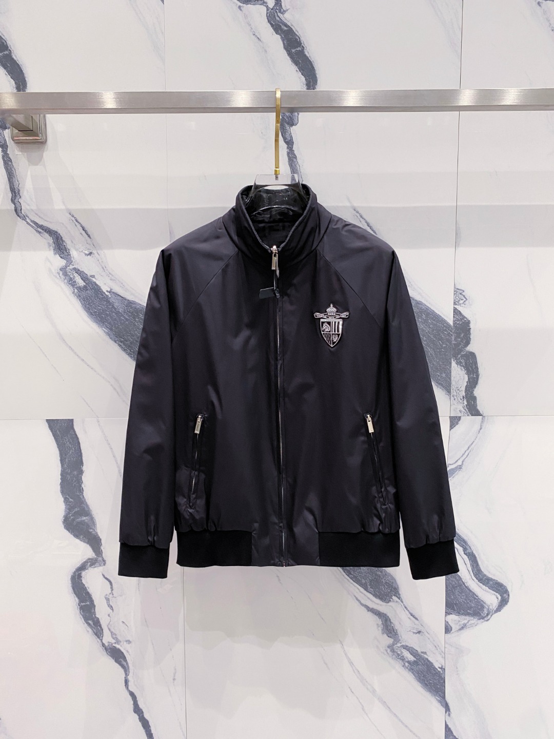 NO:528938,Fendi ss autumn and winter official website same style men's jacket double-sided jacket, original single three-standard complete high-end version, customized fabric, breathable and comfortable, impeccable details, brand element design concept, reflecting high quality. The feel is delicate and soft, presents casual cut, and the upper body style is superb. Number M-3XL,,fendi,fendi, jackets & coats, jackets & coats, alexander wang19860909Fendi 芬迪 ss秋冬官网同款男士夹克双面穿外套,原单三标齐全高端版本 定制面料 透气舒适度高,细节无可挑剔,品牌元素设计理念,体现高品质.手感细腻柔软 呈现休闲裁剪,上身版型超赞 码数M-3XL,,fendi,fendi,jackets & coats,jackets & coats,alexander wang,Men's clothing