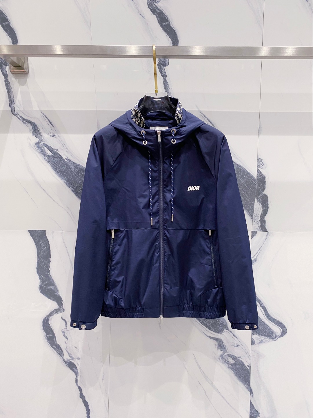 NO:528948,Dior Dior FW autumn and winter new style, the same style for men's jacket on the official website, the original three-standard complete high-end version, customized fabric, breathable and comfortable, impeccable details, brand element design concept, reflecting high quality. The feel is delicate and soft, presents casual cut, and the upper body style is superb. Number of sizes M-3XL,,dior,dior, jackets & coats,jackets & coats,alexander wang19860909迪奥 Dior FW秋冬新款 官网同款男士夹克外套,原单三标齐全高端版本 定制面料 透气舒适度高,细节无可挑剔,品牌元素设计理念,体现高品质.手感细腻柔软 呈现休闲裁剪,上身版型超赞 码数M-3XL,,dior,dior,jackets & coats,jackets & coats,alexander wang,Men's clothing