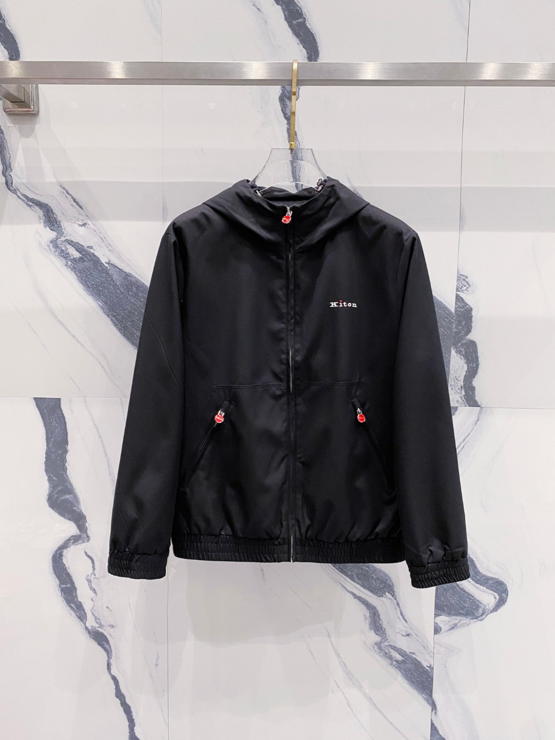 NO:528939,Kiton's new zippered hooded jacket in autumn and winter, both stylish and practical!  This zipper hood must be taken a look!  Its overall style is simple and stylish. Its loose tailoring can easily control no matter what kind of body you are, and it instantly highlights its unique temperament when worn. The fabric is made of high-quality materials, which are wear-resistant and wind-resistant. It can resist the cold in autumn and winter, and it is breathable and will not feel stuffy when worn. The most eye-catching thing is its zipper design, which is extremely smooth to pull and does not stutter at all. It is like installing an 'invisible guardian' to silently protect the opening and closing of clothes. The zipper is of high quality and durable, so that you have no worries. The hooded design adds a bit of leisure and casualness, and can shelter you from wind and rain in the cold wind. Whether it is daily commuting to work, shopping or outdoor activities on weekends, wearing it, you can easily become the focus of the crowd and show your fashionable attitude and personal charm!  Spot Black/Gray 48-56, Jackets & Coats, Jackets & Coats, Hats, Alexander wang19860909Kiton 秋冬新款拉链连帽夹克外套,时尚与实用兼备！ 这款拉链连帽一定要瞧瞧！它整体版型简约又不失时尚感,宽松的剪裁,无论你是何种身材,都能轻松驾驭,穿上瞬间凸显独特气质. 面料选用高品质材质,耐磨又抗风,在秋冬季节能为你抵御寒冷,同时透气性良好,穿着不会感到闷热. 最亮眼的就是它的拉链设计,拉起来顺滑无比,一点都不卡顿,就像给装上了一个“隐形守护者”,默默守护着衣物的开合.拉链质量上乘,坚固耐用,让你没有后顾之忧. 连帽设计增添了几分休闲与随性,还能在寒风中为你遮风挡雨.无论是日常上班通勤,还是周末出门逛街、户外活动,穿上它,你都能轻松成为人群中的焦点,展现自己的时尚态度与个性魅力！ 现货发售黑色/灰色48-56,,jackets & coats,jackets & coats,hats,alexander wang,Men's clothing