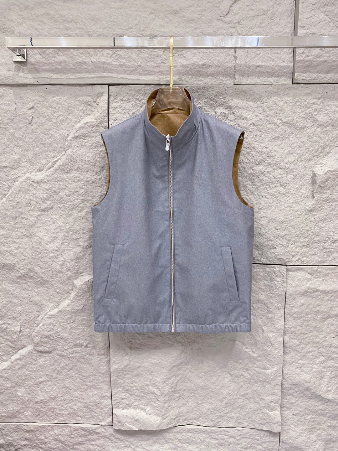 NO:548774,. BC 2025SS new double-sided vest, a perfect combination of fashion and function. This model uses high-quality fabrics, with classic solid color design on one side, simple and elegant, while on the other side, it uses unique patterns or contrasting colors to show personal style. The style design is easy to wear and is not restricted, and can be easily controlled whether it is leisure time or outdoor activities. The details are exquisite, the zipper is smooth and durable, and the pocket design is practical and convenient to meet daily needs. The double-sided design not only increases the diversity of wear, but also makes this a versatile item in the wardrobe. Whether it is a matching or a unique fashion charm. Whether it is an urban white-collar worker who pursues a simple style or a fashion expert who likes personal expression, double-sided is a rare choice. Size 48-56,,alexander wang19860909. BC 2025SS新款双面穿马甲 ,时尚与功能的完美结合.这款采用高品质面料,一面为经典纯色设计,简约大方,另一面则采用独特图案或对比鲜明的色彩,展现个性风采.款式设计,轻松穿搭,不受束缚,无论是休闲时光还是户外活动,都能轻松驾驭.细节处理精致,拉链顺滑耐用,口袋设计实用便捷,满足日常需求.双面设计不仅增加了穿着的多样性,更让这款成为衣橱中的百搭单品.无论是搭配还是,都能展现出独特的时尚魅力.无论是追求简约风格的都市白领,还是喜欢个性表达的时尚达人,双面都是不可多得的选择. 码数双面48-56,,alexander wang,Men's clothing
