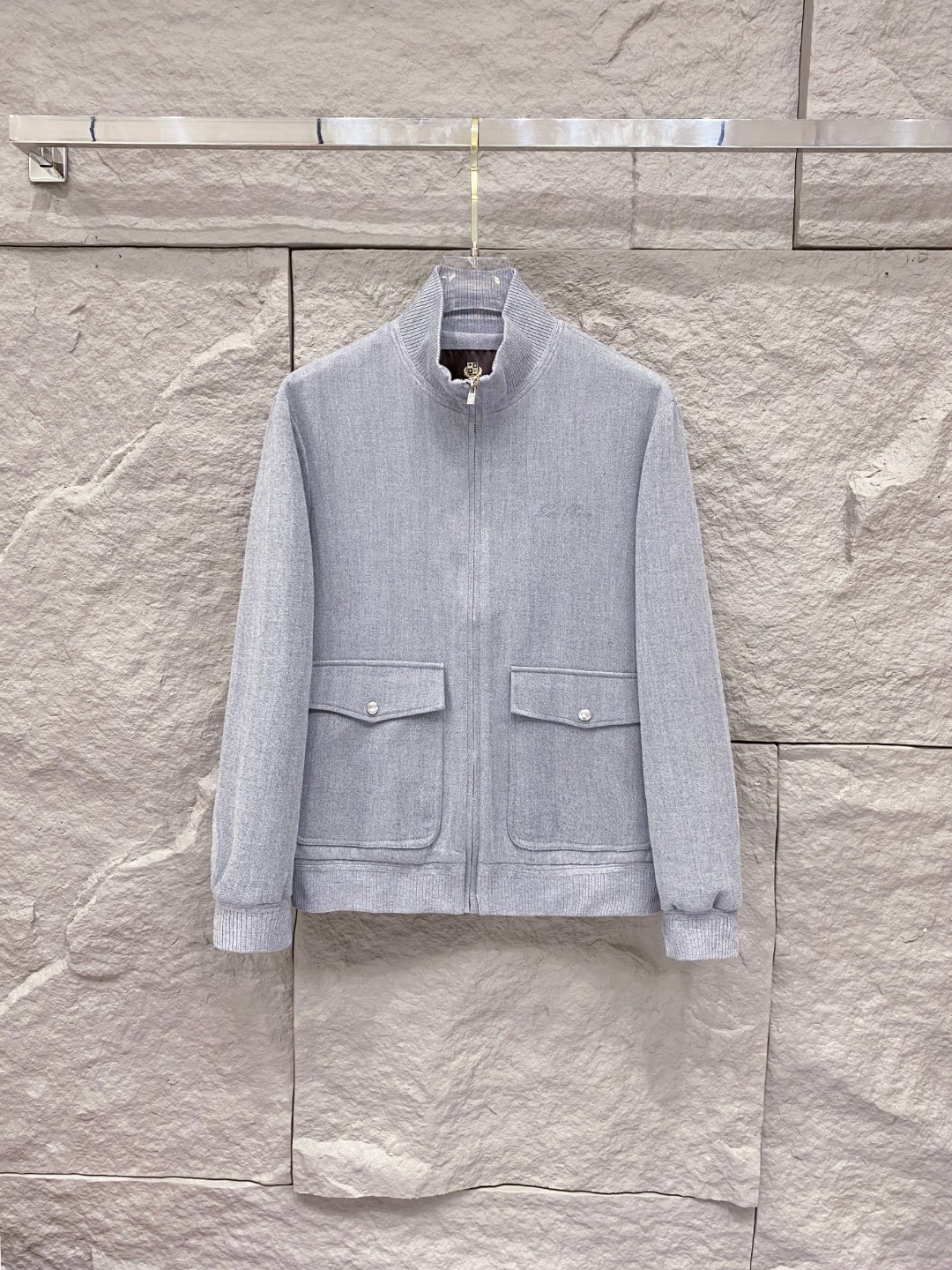 NO:548770,. LP 1935SS new jacket The casual and fashionable zipper with pockets on the front is a must-have for urban trend experts. Its design is simple but not lacking in style, and it uses high-quality fabrics, which are soft and comfortable and have good breathability, allowing you to enjoy fashion while maintaining a comfortable wearing experience. The front pocket design is not only practical and convenient, but also adds a sense of casualness and freedom to the overall look. The smooth opening and closing of the zipper makes you more comfortable when wearing. Whether it is matching or matching, you can easily control a variety of styles, allowing you to show your personality in the streets and alleys. Whether it is daily travel or casual gathering, this model can become your right-hand assistant to enhance the overall look, allowing you to stand out from the crowd and become the focus of attention. Number of numbers 48-56, Loro piano, Jackets & coats, alexander  wang19860909. LP 1935SS新款夹克 前面带有口袋的休闲时尚拉链,是都市潮流达人的必备之选.其设计简约而不失格调,采用优质面料,柔软舒适且具有良好的透气性,让你在享受时尚的同时也能保持自在的穿着体验.前面的口袋设计不仅实用便捷,还能为整体造型增添一份随性与洒脱.拉链的顺畅开合,让你在穿搭时更加得心应手.无论是搭配还是,都能轻松驾驭多种风格,让你在街头巷尾尽显个性风采.无论是日常出行还是休闲聚会,这款都能成为你提升整体造型感的得力助手,让你在人群中脱颖而出,成为众人瞩目的焦点. 码数灰色48-56,,loro piana,jackets & coats,alexander wang,Men's clothing