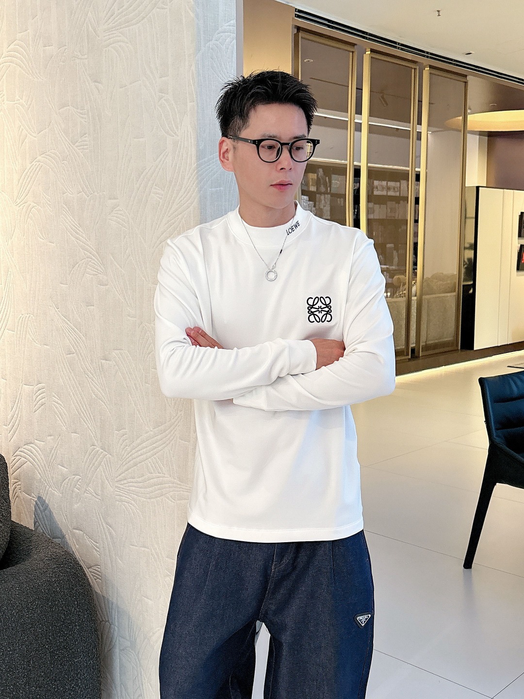 NO:531335,Luo Yiwei 2025 autumn and winter counter new style, fashionable and casual base shirt, long-sleeved T-shirt, selected imported high-density double-sided cotton fabric, exquisite original logo, excellent comfort and breathability, excellent soft, wrinkle-resistant elasticity and drooping. Whether worn alone or in the inner wear, it is very handsome, which conforms to the practical dressing habits of men, pursues luxury, noble and elegant style, and creates extraordinary men's taste. The visual effect is very good, the grade is extremely high, simple and fashionable, and a must-have choice for casual business!  S-XXL, loewe,tees,t-shirt,alexander wang19860909罗意威 2025秋冬专柜新款 时尚休闲打底衫长袖T恤,精选进口高密度双面拉架棉面料,精致原版logo打造,舒适性与透气性兼优,柔软抗皱弹性和垂性极佳,无论是单穿或是内搭都是帅气十足,吻合了男性实用穿衣习惯,追求奢华高贵优雅风范,打造不凡男士品味,视觉效果非常赞,档次极高,简约时尚,休闲商务必备之选！ 码数S-XXL,,loewe,tees，t-shirt,alexander wang,Men's clothing