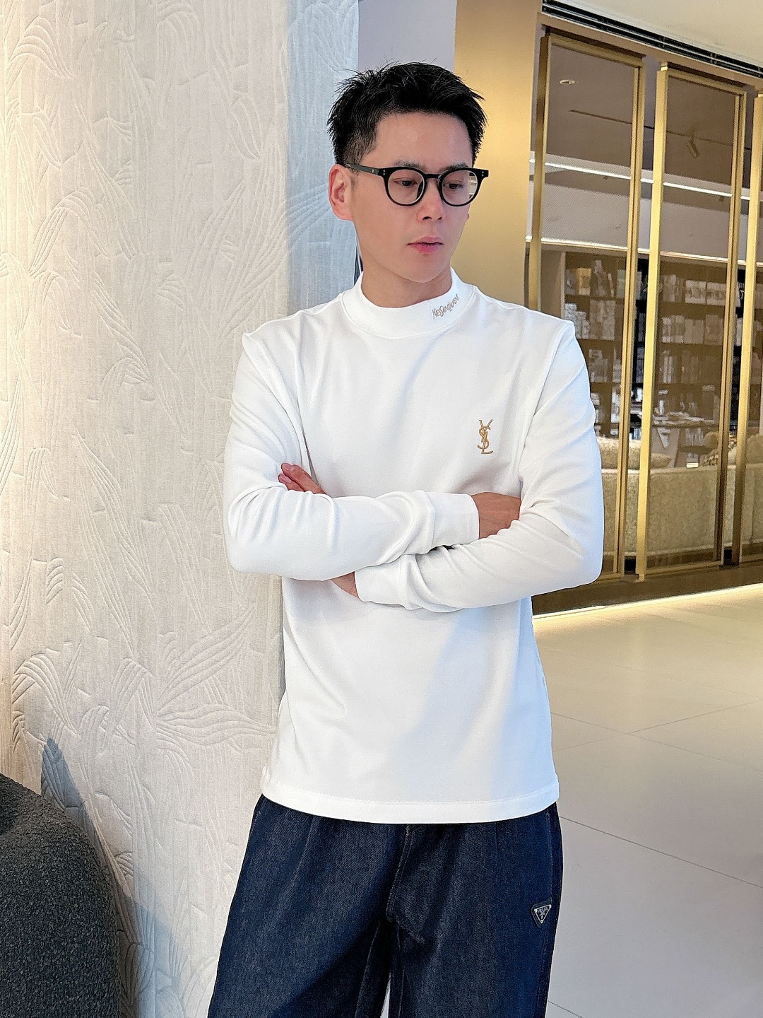 NO:531320,Saint Laurent SYL 2025 autumn and winter counter new style, fashionable and casual base shirt, long-sleeved T-shirt, selected imported high-density double-sided cotton fabric, exquisite original logo, excellent comfort and breathability, excellent soft, wrinkle-resistant elasticity and drooping. Whether it is single or inner wear, it is very handsome, which conforms to the practical dressing habits of men, pursues luxury, noble and elegant style, and creates extraordinary men's taste. The visual effect is very good, the grade is extremely high, simple and fashionable, and a must-have choice for casual business!  S-XXL, saint laurent,tees, t-shirt,alexander wang19860909圣罗兰 SYL 2025秋冬专柜新款 时尚休闲打底衫长袖T恤,精选进口高密度双面拉架棉面料,精致原版logo打造,舒适性与透气性兼优,柔软抗皱弹性和垂性极佳,无论是单穿或是内搭都是帅气十足,吻合了男性实用穿衣习惯,追求奢华高贵优雅风范,打造不凡男士品味,视觉效果非常赞,档次极高,简约时尚,休闲商务必备之选！ 码数S-XXL,,saint laurent,tees，t-shirt,alexander wang,Men's clothing