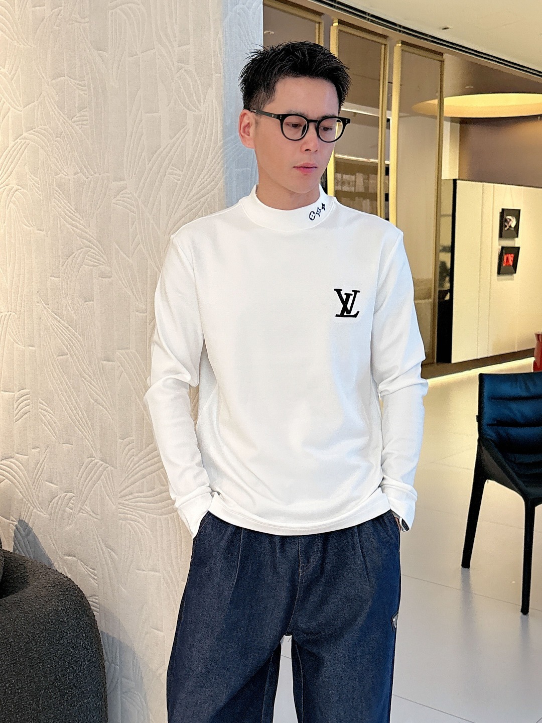 NO:531332,LV 2025 autumn and winter counter new style, fashionable and casual base shirt, long-sleeved T-shirt, selected imported high-density double-sided cotton fabric, exquisite original logo, excellent comfort and breathability, excellent soft, wrinkle-resistant elasticity and drooping. Whether worn alone or in the inner wear, it is very handsome, which conforms to the practical dressing habits of men, pursues luxury, noble and elegant style, and creates extraordinary men's taste. The visual effect is very good, the grade is extremely high, simple and fashionable, and a must-have choice for casual business!  S-XXL, louis vuitton,tees,t-shirt,alexander wang19860909LV 2025秋冬专柜新款 时尚休闲打底衫长袖T恤,精选进口高密度双面拉架棉面料,精致原版logo打造,舒适性与透气性兼优,柔软抗皱弹性和垂性极佳,无论是单穿或是内搭都是帅气十足,吻合了男性实用穿衣习惯,追求奢华高贵优雅风范,打造不凡男士品味,视觉效果非常赞,档次极高,简约时尚,休闲商务必备之选！ 码数S-XXL,,louis vuitton,tees，t-shirt,alexander wang,Men's clothing