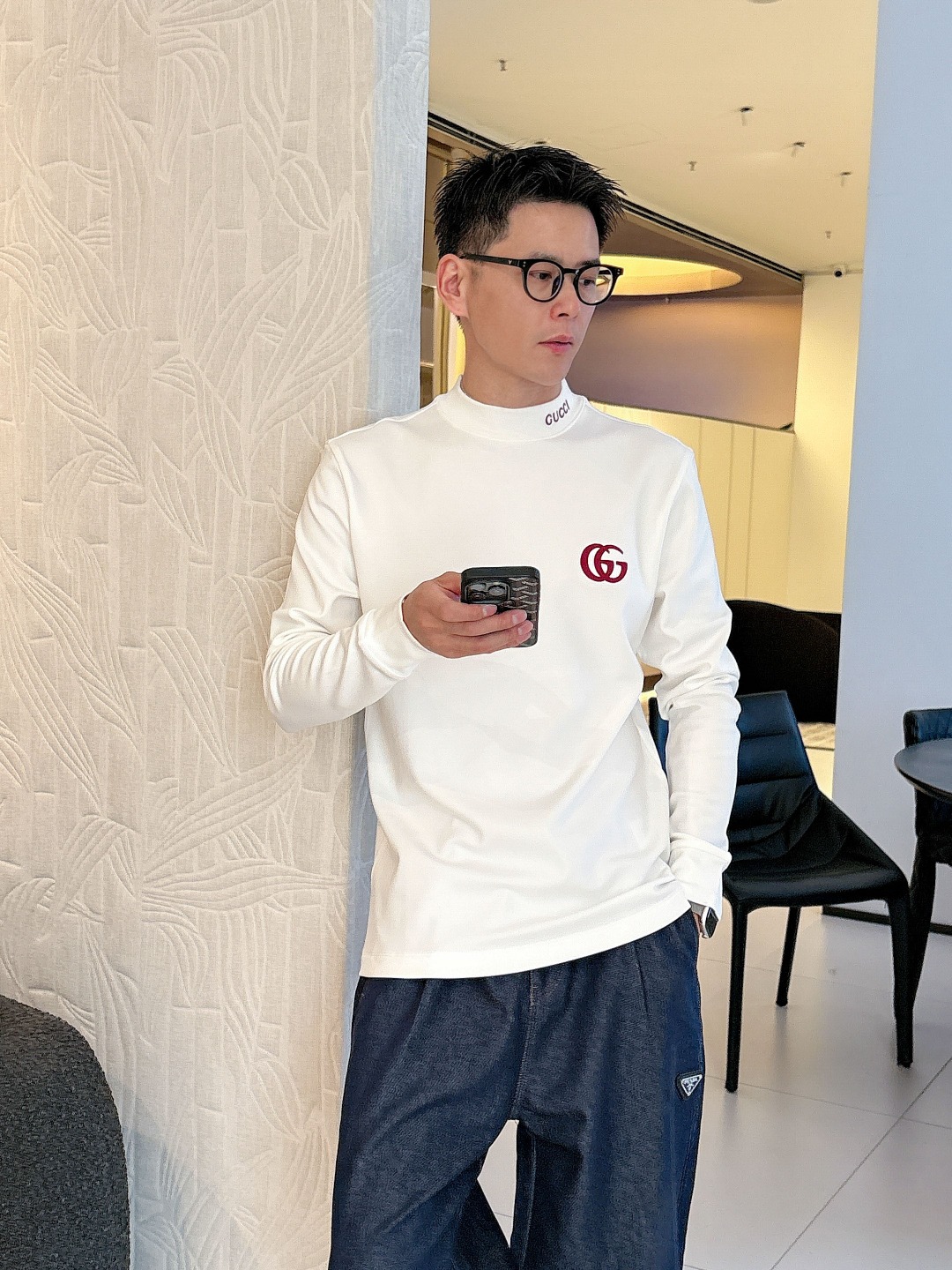 NO:531317,Gucci 2025 autumn and winter counter new style, fashionable and casual base shirt, long-sleeved T-shirt, selected imported high-density double-sided cotton fabric, exquisite original logo, excellent comfort and breathability, excellent soft, wrinkle-resistant elasticity and drooping. Whether worn alone or in the inner wear, it is very handsome, which conforms to the practical dressing habits of men, pursues luxury, noble and elegant style, and creates extraordinary men's taste. The visual effect is very good, the grade is extremely high, simple and fashionable, and a must-have choice for casual business!  S-XXL, gucci,tees, t-shirt,alexander wang19860909古奇 Gucci 2025秋冬专柜新款 时尚休闲打底衫长袖T恤,精选进口高密度双面拉架棉面料,精致原版logo打造,舒适性与透气性兼优,柔软抗皱弹性和垂性极佳,无论是单穿或是内搭都是帅气十足,吻合了男性实用穿衣习惯,追求奢华高贵优雅风范,打造不凡男士品味,视觉效果非常赞,档次极高,简约时尚,休闲商务必备之选！ 码数S-XXL,,gucci,tees，t-shirt,alexander wang,Men's clothing