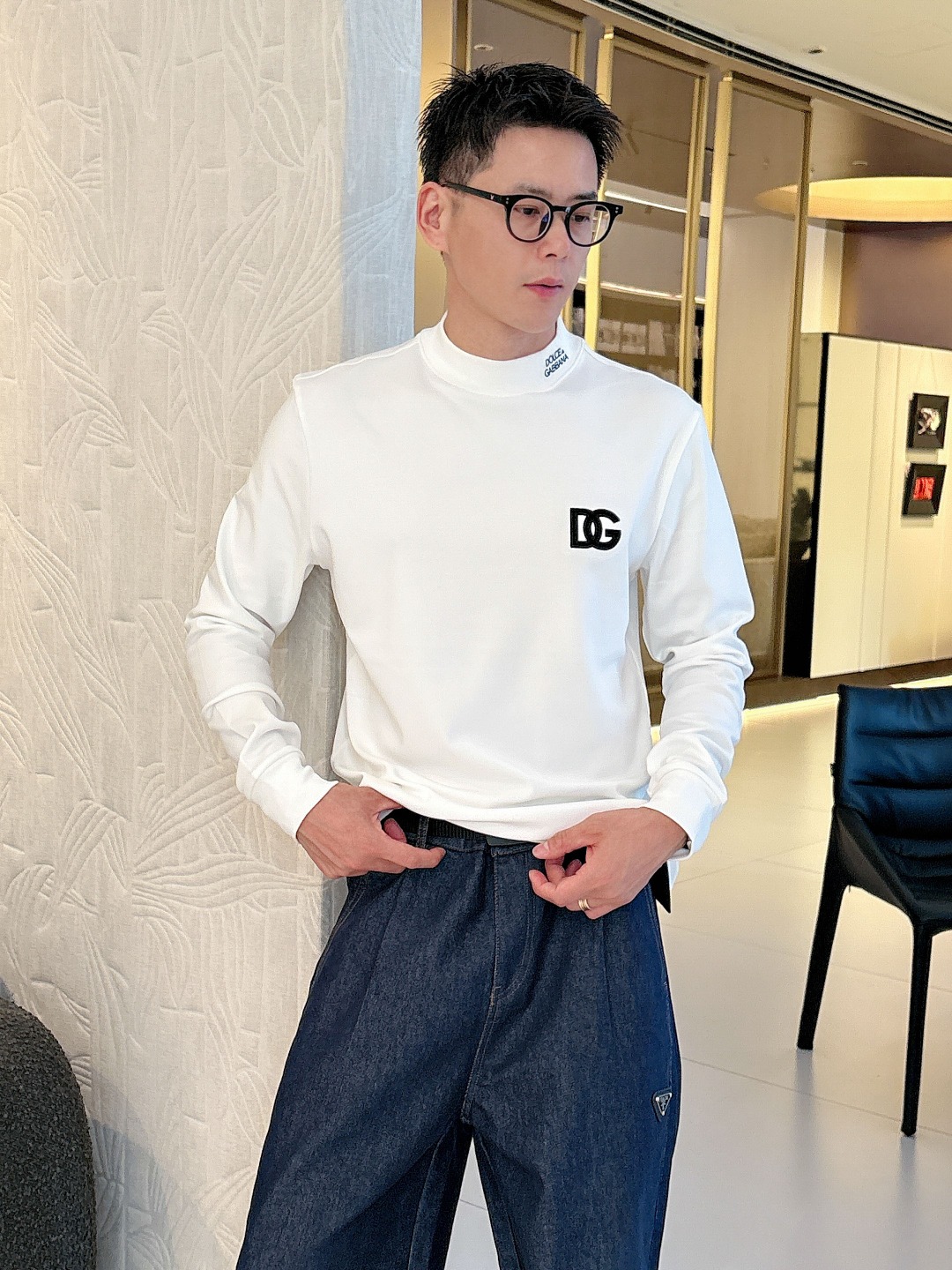 NO:531323,DG Dolce & Gabbana 2025 autumn and winter counter new style, fashionable and casual base shirt, long-sleeved T-shirt, selected imported high-density double-sided cotton fabric, exquisite original logo, excellent comfort and breathability, excellent soft, wrinkle-resistant elasticity and drooping. Whether worn alone or in the inner wear, it is very handsome, which conforms to the practical dressing habits of men, pursues luxury, noble and elegant style, and creates extraordinary men's taste. The visual effect is very good, the grade is extremely high, simple and fashionable, and a must-have choice for casual business!  S-XXL, Dolce & Gabbana, tees, t-shirt, alexander wang19860909DG 杜嘉班纳 2025秋冬专柜新款 时尚休闲打底衫长袖T恤,精选进口高密度双面拉架棉面料,精致原版logo打造,舒适性与透气性兼优,柔软抗皱弹性和垂性极佳,无论是单穿或是内搭都是帅气十足,吻合了男性实用穿衣习惯,追求奢华高贵优雅风范,打造不凡男士品味,视觉效果非常赞,档次极高,简约时尚,休闲商务必备之选！ 码数S-XXL,,Dolce&Gabbana,tees，t-shirt,alexander wang,Men's clothing