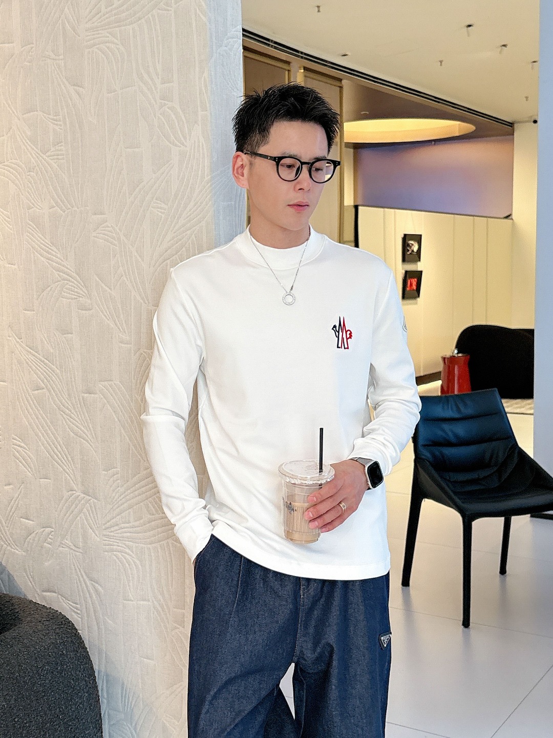 NO:531329,Moncler 2025 autumn and winter counter new style, fashionable and casual base shirt, long-sleeved T-shirt, selected imported high-density double-sided cotton fabric, exquisite original logo, excellent comfort and breathability, excellent soft, wrinkle-resistant elasticity and drooping. Whether worn alone or in the inner wear, it is very handsome, which conforms to the practical dressing habits of men, pursues luxury, noble and elegant style, and creates extraordinary men's taste. The visual effect is very good, the grade is extremely high, simple and fashionable, and a must-have choice for casual business!  S-XXL, Moncler,tees,t-shirt,alexander wang19860909蒙口 Moncler2025秋冬专柜新款 时尚休闲打底衫长袖T恤,精选进口高密度双面拉架棉面料,精致原版logo打造,舒适性与透气性兼优,柔软抗皱弹性和垂性极佳,无论是单穿或是内搭都是帅气十足,吻合了男性实用穿衣习惯,追求奢华高贵优雅风范,打造不凡男士品味,视觉效果非常赞,档次极高,简约时尚,休闲商务必备之选！ 码数S-XXL,,Moncler,tees，t-shirt,alexander wang,Men's clothing