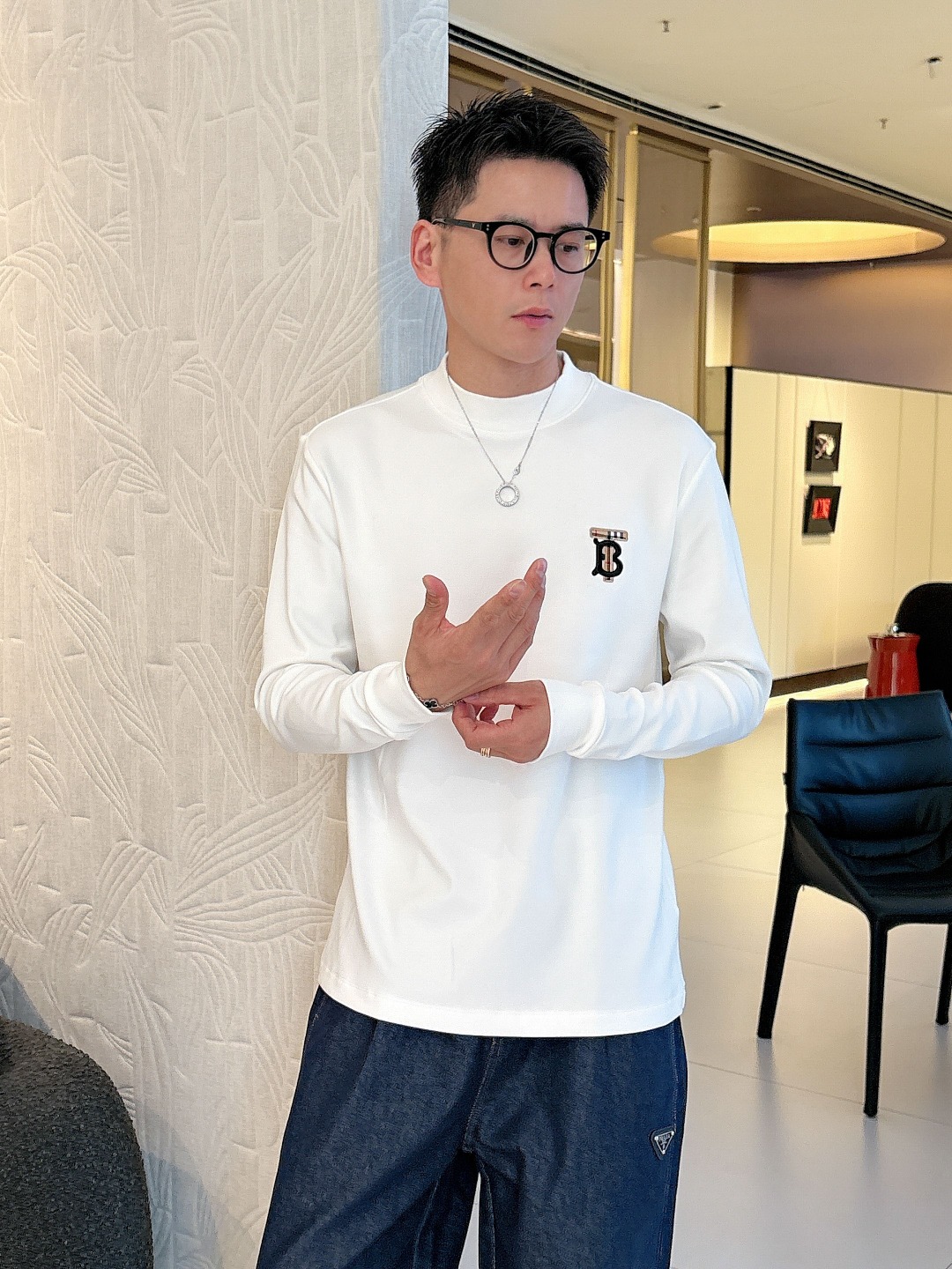 NO:531326,Burberry Burberry 2025 autumn and winter counter new style, fashionable and casual base shirt, long-sleeved T-shirt, selected imported high-density double-sided cotton fabric, exquisite original logo, excellent comfort and breathability, excellent soft, wrinkle-resistant elasticity and drooping. Whether worn alone or in the inner wear, it is very handsome, which conforms to the practical dressing habits of men, pursues luxury, noble and elegant style, and creates extraordinary men's taste. The visual effect is very good, the grade is extremely high, simple and fashionable, and a must-have choice for casual business!  S-XXL, burberry, burberry, tees, t-shirt, alexander wang19860909巴宝莉 Burberry 2025秋冬专柜新款 时尚休闲打底衫长袖T恤,精选进口高密度双面拉架棉面料,精致原版logo打造,舒适性与透气性兼优,柔软抗皱弹性和垂性极佳,无论是单穿或是内搭都是帅气十足,吻合了男性实用穿衣习惯,追求奢华高贵优雅风范,打造不凡男士品味,视觉效果非常赞,档次极高,简约时尚,休闲商务必备之选！ 码数S-XXL,,burberry,burberry,tees，t-shirt,alexander wang,Men's clothing