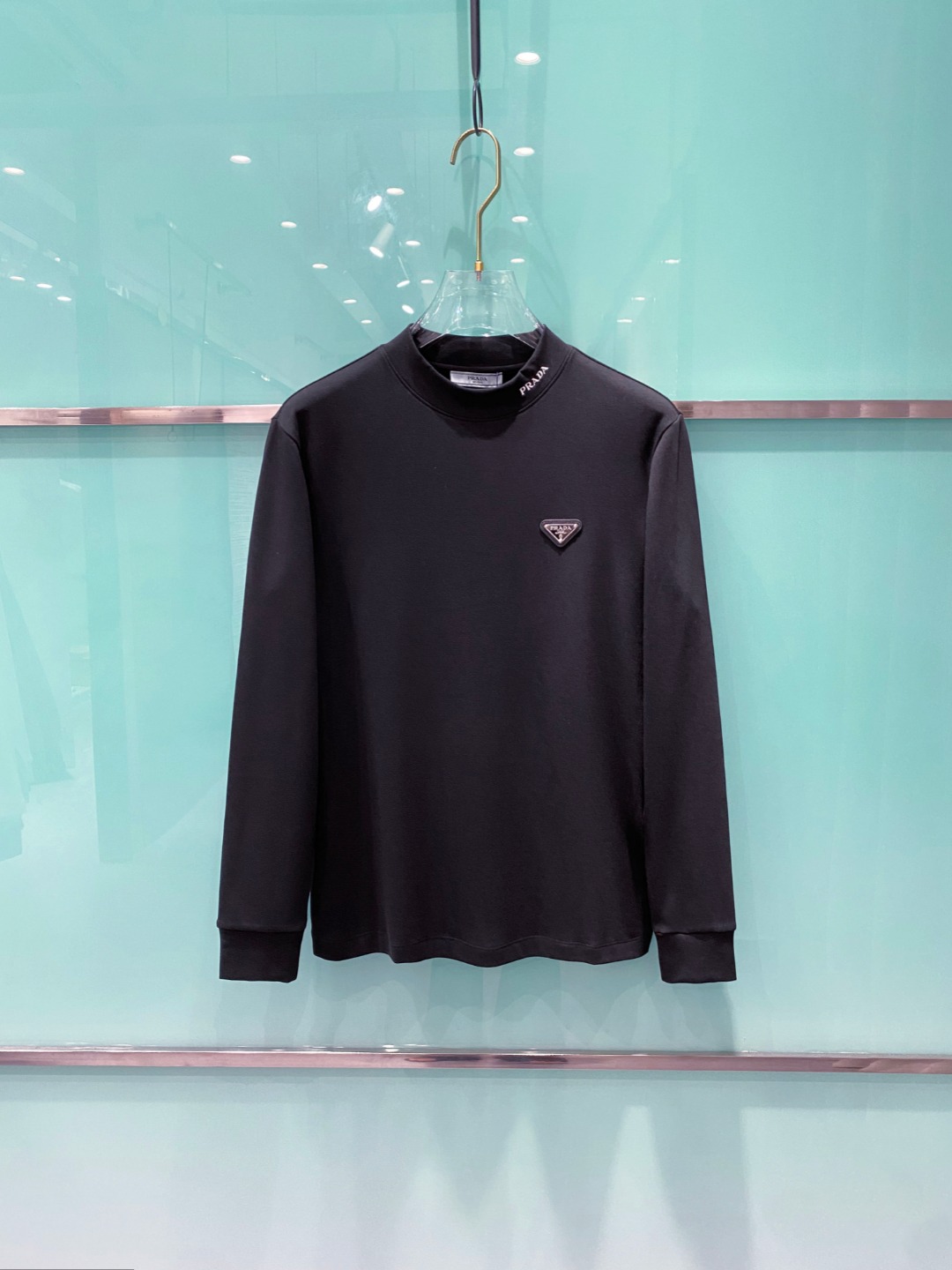 NO:539224,Prada # 2025 Autumn and Winter German velvet micro plus velvet half-high neck base shirt. It seems to be a basic men's T-shirt, but it is not. It has a combination of sweatshirts and short-sleeved sleeves. You can wear them alone or you can put them in a bottom. It is no problem to wear one piece for four seasons. The goods are really good!  Original from the factory, the number of fingers counts, not many pieces, whether you can own it depends on your hand speed. The casual classic minimalist style comes from the new beauty of the century-old brand. The slightly loose design and tailoring have a unique and fashionable style. Pure cotton material, this cotton is very special and has a very soft feel. The inner thin velvet is really the first time I have got such a functional fabric for so long. It's really good!  It’s not a bad street style, straight men must like it!  The double-layer ribbed neckline design with a fixed weaving shape is not easy to deform. The chest logo still creates an alternative luxury and fashion atmosphere, becoming a new concept that emerges from the cocoon in 2025. Color: Black White Size: S M L XL 2XL,,prada,prada,hoodie,sweatshirts,T-shirt,alexander wang19860909Prada 普拉达# 2025秋冬 德绒微加绒半高领打底衫 看似基础的男T,实则不然,有点卫衣加短袖的结合,可以单穿也可以里面再打个底,一件穿四季是没问题的,货是真的真的好！原厂出来的,手指头数的过来的量,没多少件,你的他能不能拥有就看你的手速了,休闲的经典极简风格来自百年品牌的新秀丽作,微宽松设计裁剪兼具个性时尚范儿 纯棉材质,这种棉很特别,手感是很柔润的,内里复合薄绒,真的是这么久第一次拿到这样的机能面料,真呀真的好！不是烂大街的款和料,直男们一定喜欢！定织型的双层罗纹领口设计,平整服贴不易变形.胸口标识依旧,营造出另类的奢华时尚气息,成为2025 破茧而出的新概念. 颜色: 黑色 白色 尺码:S M L XL 2XL,,prada,prada,hoodie,sweatshirts,T-shirt,alexander wang,Men's clothing