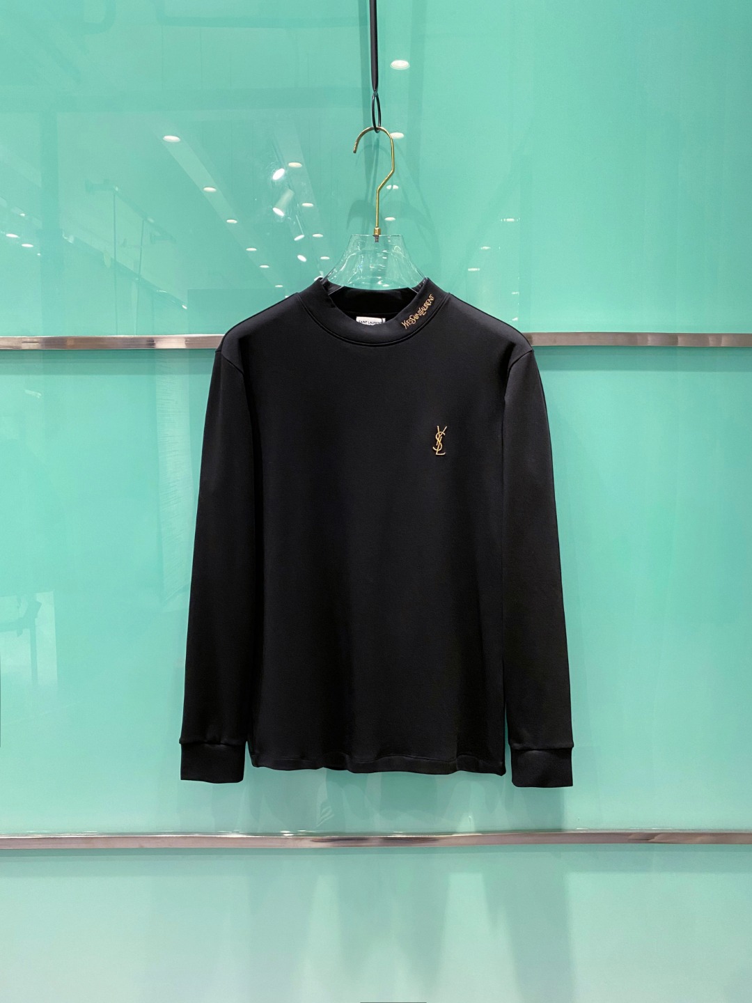 NO:539218,YSL-Saint Laurent # 2025 Autumn and Winter Developer Micro-Furniture Half-Tree Collar Base Shirt. It seems to be a basic men's T-Te, but it is not. It has a combination of sweatshirts and short-sleeved sleeves. You can wear them alone or you can put them in a bottom. It is no problem to wear one piece for four seasons. The goods are really good!  Original from the factory, the number of fingers counts, not many pieces, whether you can own it depends on your hand speed. The casual classic minimalist style comes from the new beauty of the century-old brand. The slightly loose design and tailoring have a unique and fashionable style. Pure cotton material, this cotton is very special and has a very soft feel. The inner thin velvet is really the first time I have got such a functional fabric for so long. It's really good!  It’s not a bad street style, straight men must like it!  The double-layer ribbed neckline design with a fixed weaving shape is not easy to deform. The chest logo still creates an alternative luxury and fashion atmosphere, becoming a new concept that emerges from the cocoon in 2025. Color: Black White Size: S M L XL 2XL,,saint laurent,saint laurent,hoodie,sweatshirts,T-shirt,alexander wang19860909YSL-圣罗兰# 2025秋冬 德绒微加绒半高领打底衫 看似基础的男T,实则不然,有点卫衣加短袖的结合,可以单穿也可以里面再打个底,一件穿四季是没问题的,货是真的真的好！原厂出来的,手指头数的过来的量,没多少件,你的他能不能拥有就看你的手速了,休闲的经典极简风格来自百年品牌的新秀丽作,微宽松设计裁剪兼具个性时尚范儿 纯棉材质,这种棉很特别,手感是很柔润的,内里复合薄绒,真的是这么久第一次拿到这样的机能面料,真呀真的好！不是烂大街的款和料,直男们一定喜欢！定织型的双层罗纹领口设计,平整服贴不易变形.胸口标识依旧,营造出另类的奢华时尚气息,成为2025 破茧而出的新概念. 颜色: 黑色 白色 尺码:S M L XL 2XL,,saint laurent,saint laurent,hoodie,sweatshirts,T-shirt,alexander wang,Men's clothing