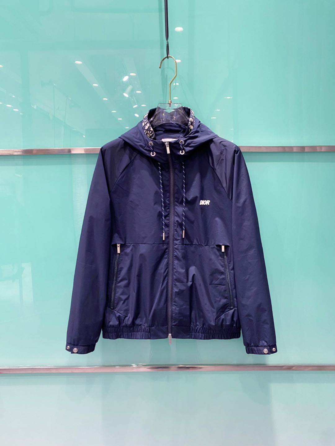 NO:539644,Dior-Dior# New autumn and winter styles, men's high-end woven/wind coat series jackets, high-end boutique series, men and women's style, trading company channel orders, official website counter series on sale, the industry's exclusive first-time classic main line, the most popular series men and women's style, classic urban casual style, versatile and simple style, couple's coat!  It can be said to be a must-have for autumn and winter. A brand new design style, subversive design, iconic brand pattern logo, new dustproof fabric, light waterproof, casual T-shirt, super fashionable upper body, especially easy to match. The autumn and winter concave style is naturally indispensable, and its outfit is very powerful. Basically, all types are easy to control. The casual style configuration will not be uncomfortable. The new style and tone are more outstanding and outstanding. The charm of the outfit is naturally more advanced, more outstanding and more handsome, but it does not lose its temperature. Whether it is for external wear or internal wear, I believe this style is the perfect choice!  !  !  Color black grey Number of code M L XL 2XL 3XL,,dior,dior,jackets & coats,tees,t-shirt,alexander wang19860909Dior-迪奥# 秋冬新款 男装高端梭织/风衣 系列外套 高端精品系列,男女同款,贸易公司渠道订单,官网专柜在售系列,业内独家首发经典主线里最抢手最火爆的系列男女同款,经典都市休闲风尚,百搭简约范,情侣款外套！可以说是秋冬季必备款了 全新设计风格,颠覆认知的设计,标志性品牌图案标识,全新防尘面料,轻度防水,随便搭件T恤,上身超时髦,特别的便于搭配,秋冬季凹造型自然是少不了这样的高档配置,并且它的穿搭魔力十分之强大,基本上各种类型都是轻而易举的驾驭,休闲的版型配置,不会不适感,全新风格以及调性更加的出色更加的出众,穿搭的魅力自然也更加的高级,更加的出彩更加的显帅,但是又不失温度,无论是外穿还是内搭,我相信此款都是完美之选！！！ 颜色黑色 灰色 码数M L XL 2XL 3XL,,dior,dior,jackets & coats,tees，t-shirt,alexander wang,Men's clothing