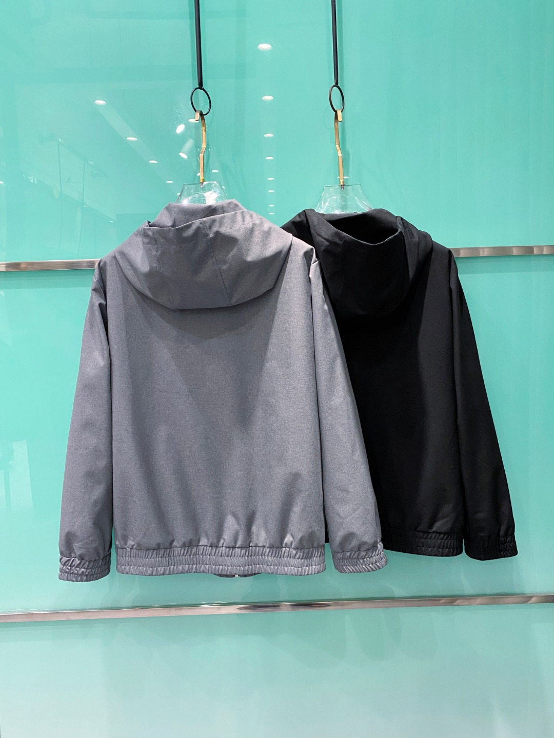 Kiton 2026春季新款拉链连帽夹克外套，时尚与实用兼备！这款拉链连帽一定要瞧瞧！它整体版型简约又不