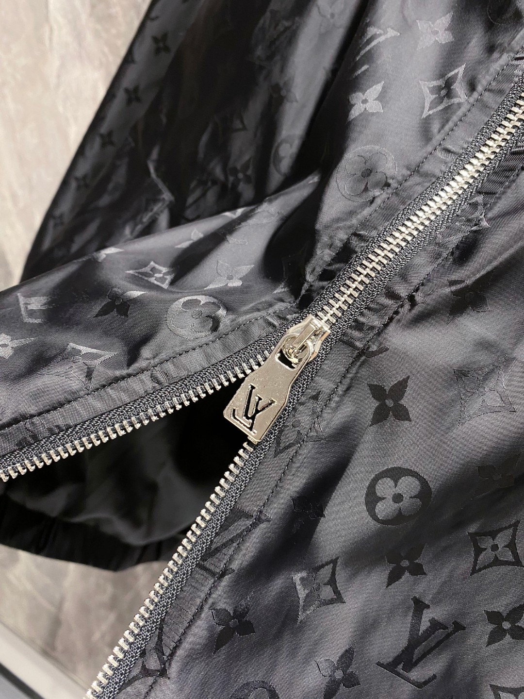 2025SS LV 秋冬新品🆕夹克外套 系列专柜定制面料 透气舒适度高，细节无可挑剔，元素设计理念，体现