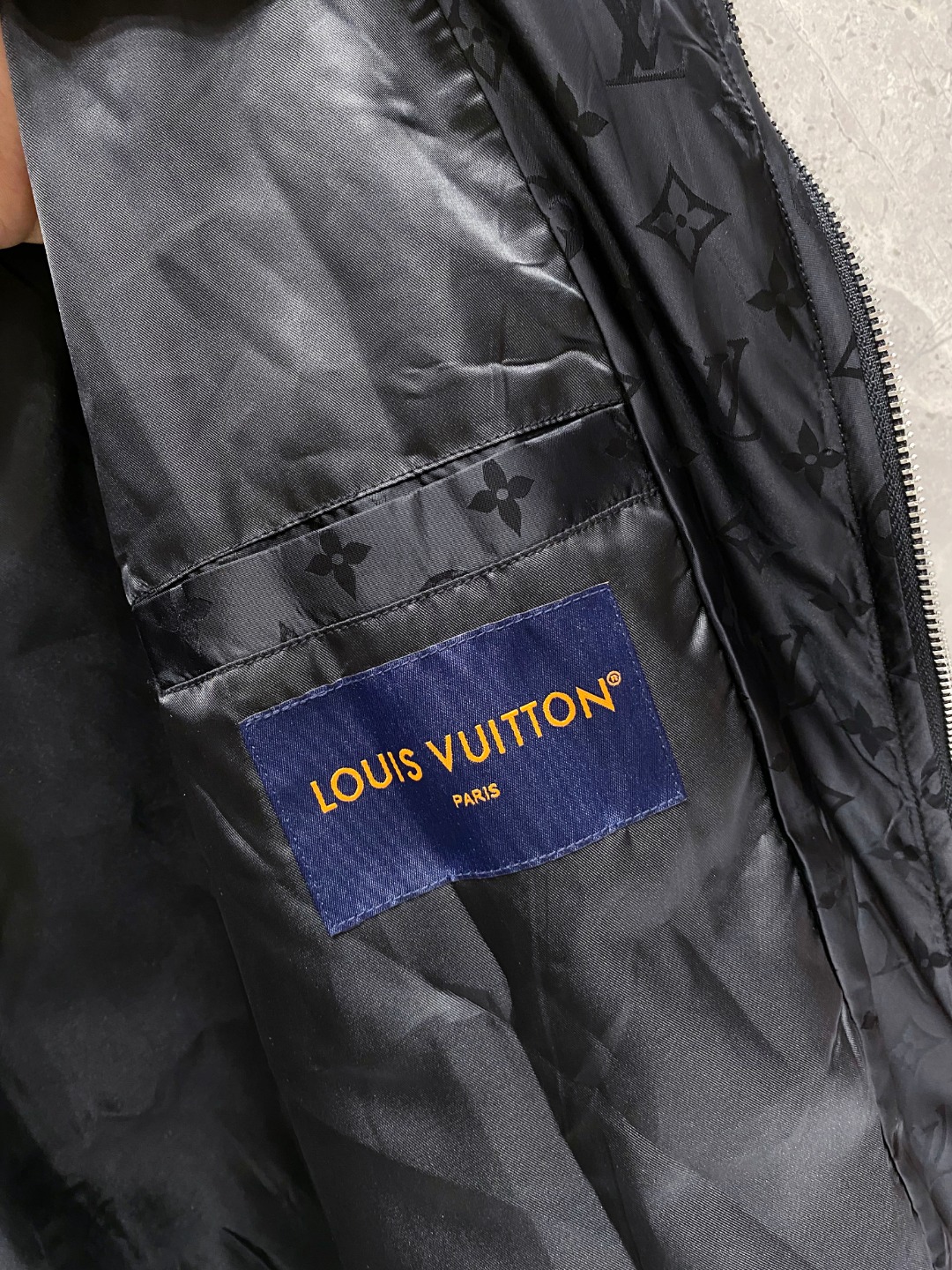 2025SS LV 秋冬新品🆕夹克外套 系列专柜定制面料 透气舒适度高，细节无可挑剔，元素设计理念，体现