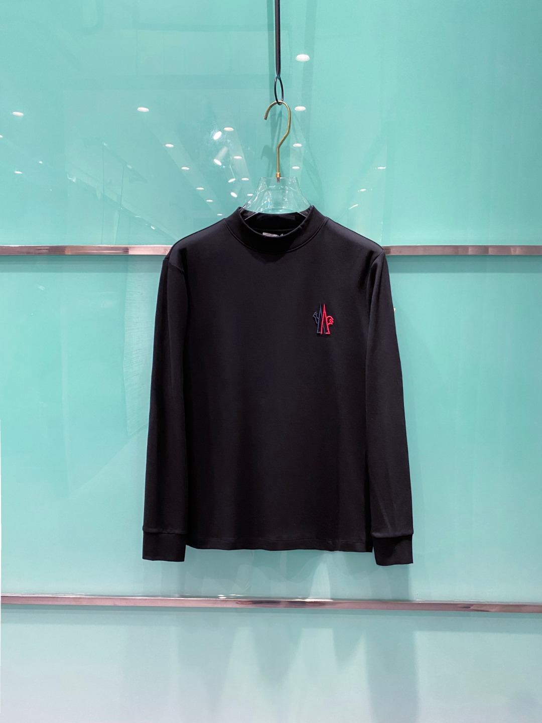 NO:539210,Moncler 2025 autumn and winter counter new style, fashionable and casual base shirt, long-sleeved T-shirt, selected imported high-density double-sided cotton fabric, exquisite original logo, excellent comfort and breathability, excellent soft, wrinkle-resistant elasticity and drooping. Whether worn alone or in the inner wear, they are very handsome, which conforms to the practical dressing habits of men, pursues luxury, noble and elegant style, and creates extraordinary men's taste. The visual effect is very good, the grade is extremely high, simple and fashionable, and a must-have choice for casual business!  S-XXL, Moncler,tees,t-shirt,alexander wang19860909蒙口 Moncler 2025秋冬专柜新款 时尚休闲打底衫长袖T恤,精选进口高密度双面拉架棉面料,精致原版logo打造,舒适性与透气性兼优,柔软抗皱弹性和垂性极佳,无论是单穿或是内搭都是帅气十足,吻合了男性实用穿衣习惯,追求奢华高贵优雅风范,打造不凡男士品味,视觉效果非常赞,档次极高,简约时尚,休闲商务必备之选！ 码数S-XXL,,Moncler,tees，t-shirt,alexander wang,Men's clothing