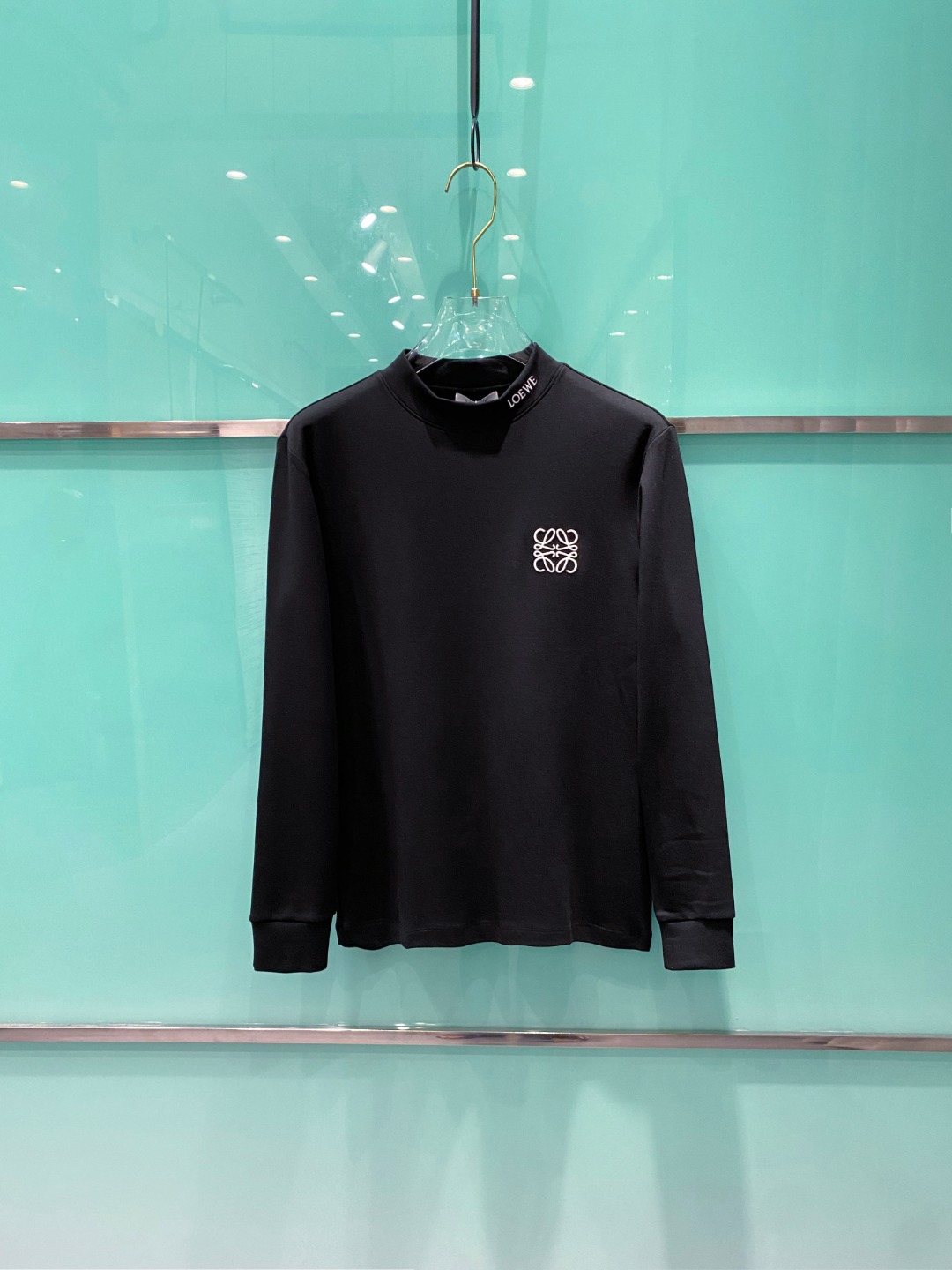 NO:539212,Luo Yiwei LOEWE 2025 autumn and winter counter new style, fashionable and casual base shirt, long-sleeved T-shirt, selected imported high-density double-sided cotton fabric, exquisite original logo, excellent comfort and breathability, excellent soft, wrinkle-resistant elasticity and drooping. Whether worn alone or in the inner wear, it is very handsome, which conforms to the practical dressing habits of men, pursues luxury, noble and elegant style, and creates extraordinary men's taste. The visual effect is very good, the grade is extremely high, simple and fashionable, and a must-have choice for casual business!  S-XXL, loewe,loewe,tees,t-shirt,alexander wang19860909罗意威 LOEWE 2025秋冬专柜新款 时尚休闲打底衫长袖T恤,精选进口高密度双面拉架棉面料,精致原版logo打造,舒适性与透气性兼优,柔软抗皱弹性和垂性极佳,无论是单穿或是内搭都是帅气十足,吻合了男性实用穿衣习惯,追求奢华高贵优雅风范,打造不凡男士品味,视觉效果非常赞,档次极高,简约时尚,休闲商务必备之选！ 码数S-XXL,,loewe,loewe,tees，t-shirt,alexander wang,Men's clothing