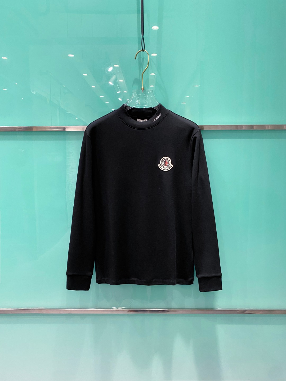 NO:539214,Moncler 2025 autumn and winter counter new style, fashionable and casual base shirt, long-sleeved T-shirt, selected imported high-density double-sided cotton fabric, exquisite original logo, excellent comfort and breathability, excellent soft, wrinkle-resistant elasticity and drooping. Whether worn alone or in the inner wear, it is very handsome, which conforms to the practical dressing habits of men, pursues luxury, noble and elegant style, and creates extraordinary men's taste. The visual effect is very good, the grade is extremely high, simple and fashionable, and a must-have choice for casual business!  S-XXL, Moncler,tees,t-shirt,alexander wang19860909蒙口 Moncler 2025秋冬专柜新款 时尚休闲打底衫长袖T恤,精选进口高密度双面拉架棉面料,精致原版logo打造,舒适性与透气性兼优,柔软抗皱弹性和垂性极佳,无论是单穿或是内搭都是帅气十足,吻合了男性实用穿衣习惯,追求奢华高贵优雅风范,打造不凡男士品味,视觉效果非常赞,档次极高,简约时尚,休闲商务必备之选！ 码数S-XXL,,Moncler,tees，t-shirt,alexander wang,Men's clothing