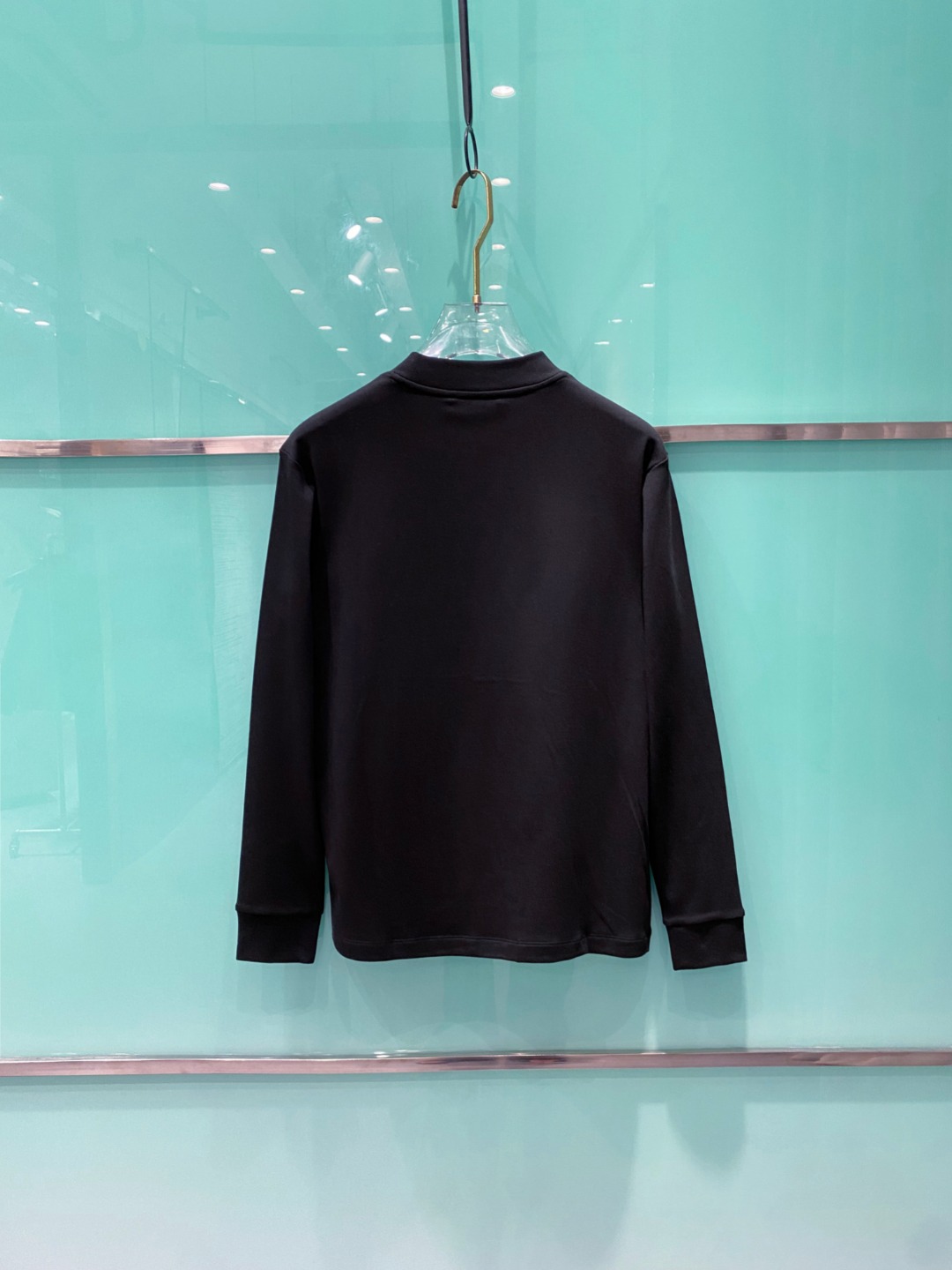 NO:539215,LV 2025 autumn and winter counter new style, fashionable and casual base shirt, long-sleeved T-shirt, selected imported high-density double-sided cotton fabric, exquisite original logo, excellent comfort and breathability, excellent soft, wrinkle-resistant elasticity and drooping. Whether worn alone or in the inner wear, it is very handsome, which conforms to the practical dressing habits of men, pursues luxury, noble and elegant style, and creates extraordinary men's taste. The visual effect is very good, the grade is extremely high, simple and fashionable, and a must-have choice for casual business!  S-XXL, louis vuitton,tees,t-shirt,alexander wang19860909LV 2025秋冬专柜新款 时尚休闲打底衫长袖T恤,精选进口高密度双面拉架棉面料,精致原版logo打造,舒适性与透气性兼优,柔软抗皱弹性和垂性极佳,无论是单穿或是内搭都是帅气十足,吻合了男性实用穿衣习惯,追求奢华高贵优雅风范,打造不凡男士品味,视觉效果非常赞,档次极高,简约时尚,休闲商务必备之选！ 码数S-XXL,,louis vuitton,tees，t-shirt,alexander wang,Men's clothing