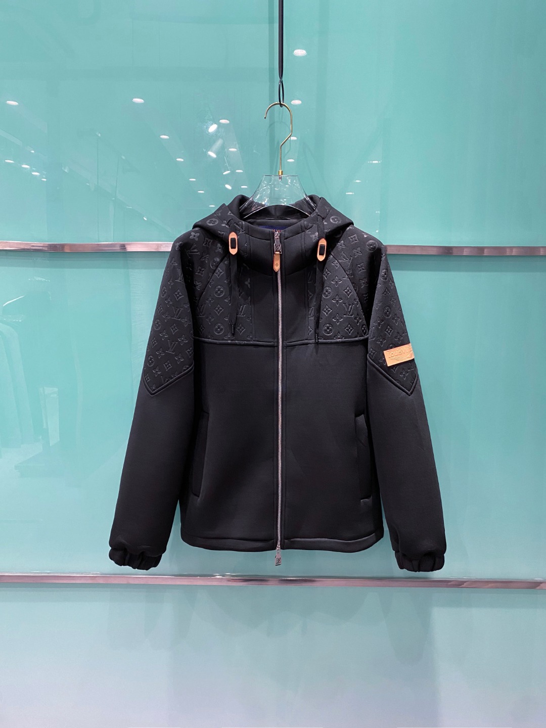 NO:539650,LV Donkey's new autumn and winter jacket Customized hardware imported jacquard air-layer cotton, texture and gloss drape, high-quality appearance, full of four-leaf clover element letter jacquard pattern, color black beige number 48-56,,louis vuitton,louis vuitton,louis vuitton,jackets & coats,alexander wang19860909LV 驴家秋冬新款外套 定制五金面料进口提花空气层棉,质感光泽垂感更强,品相高级,通体满铺四叶草元素字母提花图案, 颜色黑色 米白 码数48-56,,louis vuitton,louis vuitton,louis vuitton,jackets & coats,alexander wang,Men's clothing