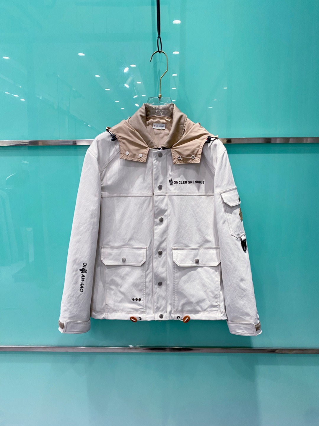 NO:539629,Moncler masked FW autumn and winter new style, the same style for men's jacket on the official website, the original three-standard complete high-end version, customized fabric, breathable and comfortable, impeccable details, brand element design concept, reflecting high quality. The feel is delicate and soft, presents casual cut, and the upper body style is superb. Number of 48-56,,Moncler, jackets & coats, jackets & coats, alexander wang19860909Moncler 蒙口 FW秋冬新款 官网同款男士夹克外套,原单三标齐全高端版本 定制面料 透气舒适度高,细节无可挑剔,品牌元素设计理念,体现高品质.手感细腻柔软 呈现休闲裁剪,上身版型超赞 码数48-56,,Moncler,jackets & coats,jackets & coats,alexander wang,Men's clothing