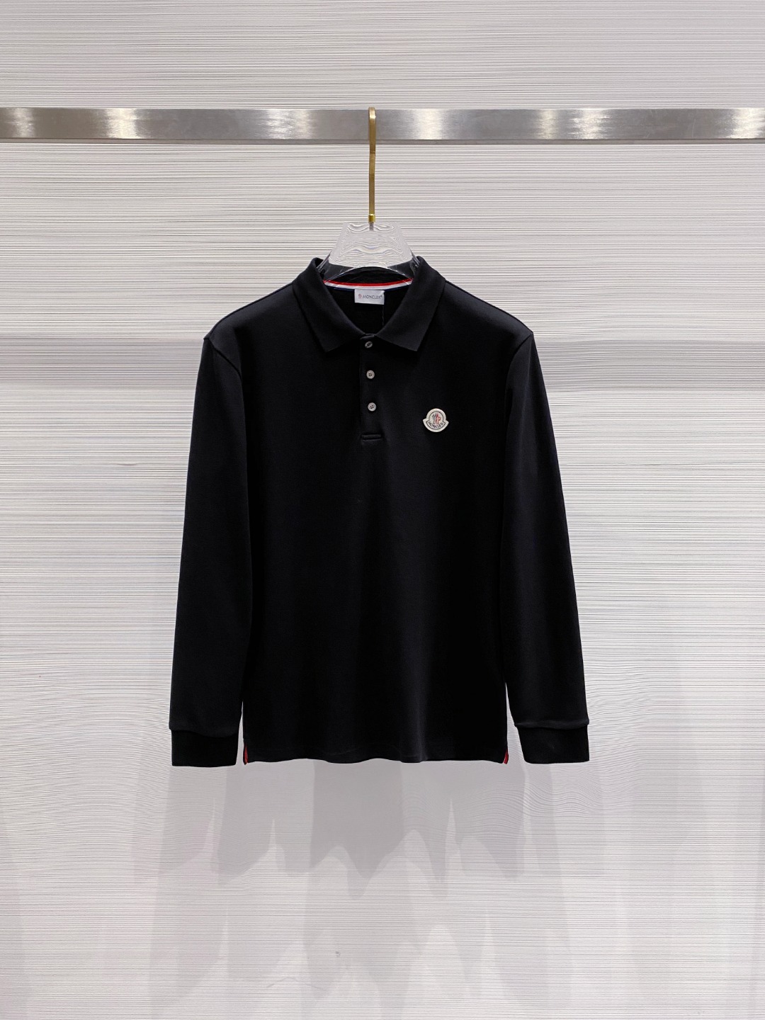 NO:644105,Moncler 2025 autumn and winter new long-sleeved polo shirt. Product from Hong Kong trading company, pure foreign trade channel, same style at the counter!  !  The high-grade materials imported from Egypt are selected from the finest long-staple cotton raw materials with excellent sunlight in the Nile River area. They are custom-woven and dyed in a century-old British workshop. It is an extremely luxurious and special material. The fabric properties are all of the highest quality. The mesh structure is delicate and natural, with perfect combination of comfort and breathability. The tactile experience is self-evident, and the ultimate luxury enjoyment!  The details are exquisite, the appearance is perfect, and the craftsmanship is demonstrated everywhere. The fashionable three-button placket and lapel design are fashionable and age-reducing. The upper body is full of temperament, elegant and capable, has both style and versatility. It is a POLO shirt with excellent wearability!  Size M-3XL,,Moncler,alexander wang19860909Moncler 蒙口 2025秋冬新款长袖polo衫 香港贸易公司货,纯正洋行渠道,专柜同款！！ 客供埃及进口高级物料,甄选尼罗河区域光照极好的上等长绒棉花原料,经过英国百年工坊定织定染而成,极为奢华特殊的材质,面料属性皆为上乘,网眼结构细腻自然,舒适性与透气性完美兼备,触感体验不言而喻,奢华极致享受！ 细节精致出挑,品相完美如斯,处处彰显出匠心工艺,时尚三扣开合门襟,搭配翻领设计,时髦且减龄,上身满满的气质感,优雅且干练,型格兼具,百搭实穿性极好的一款POLO衫！尺码M-3XL,,Moncler,alexander wang,Men's clothing
