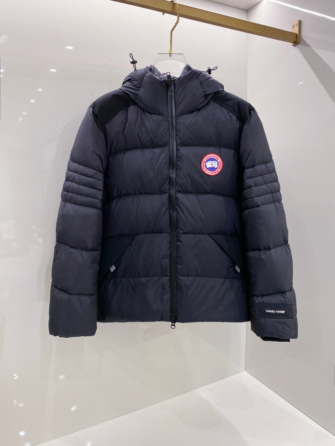 Canada Goose(加拿大鹅) FW2025新款羽绒服。连帽设计，男女同款，时尚感满满。采用定制面