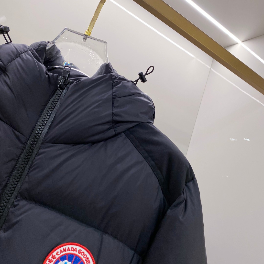 Canada Goose(加拿大鹅) FW2025新款羽绒服。连帽设计，男女同款，时尚感满满。采用定制面