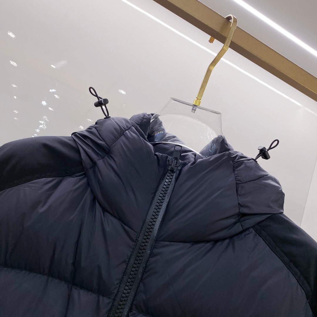Canada Goose(加拿大鹅) FW2025新款羽绒服。连帽设计，男女同款，时尚感满满。采用定制面