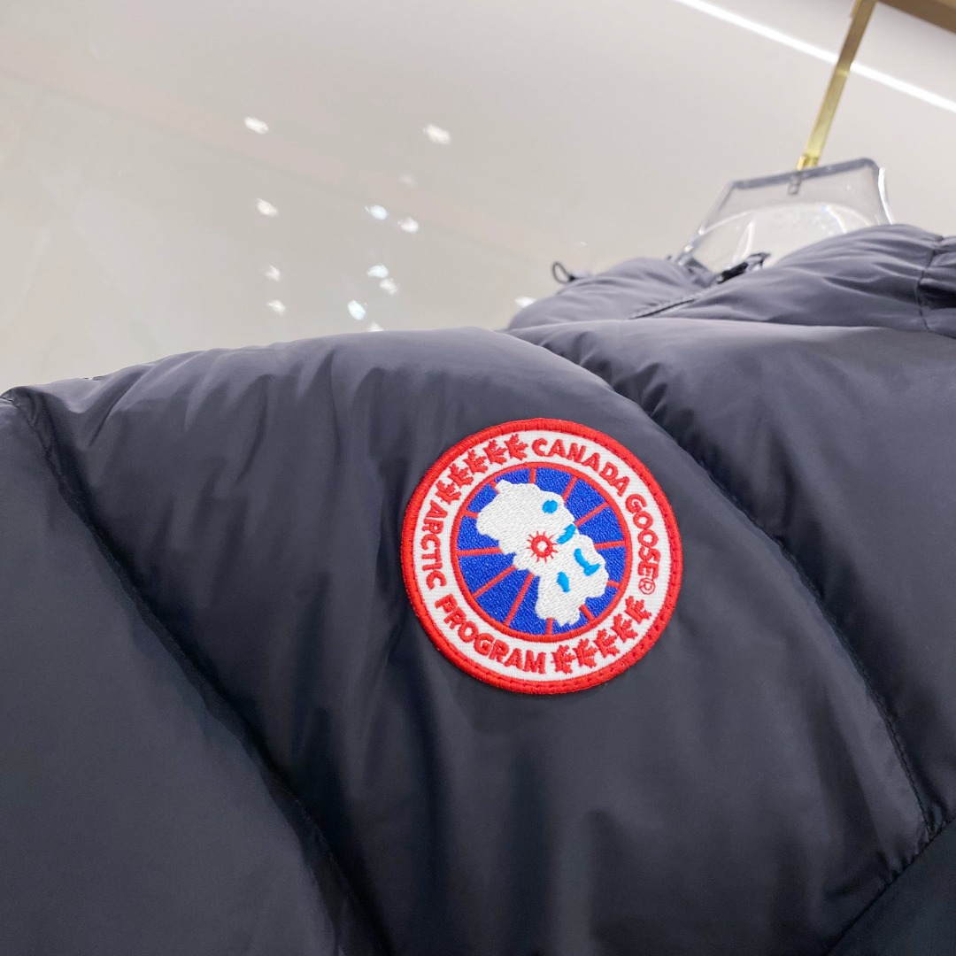 Canada Goose(加拿大鹅) FW2025新款羽绒服。连帽设计，男女同款，时尚感满满。采用定制面