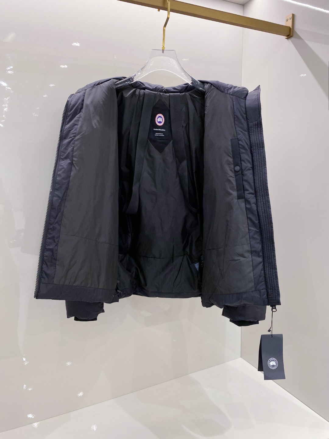 Canada Goose(加拿大鹅) FW2025新款羽绒服。连帽设计，男女同款，时尚感满满。采用定制面