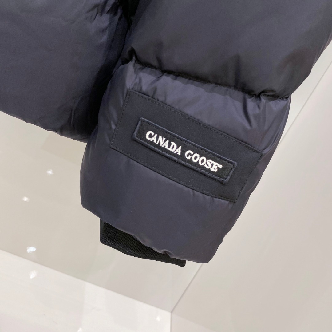 Canada Goose(加拿大鹅) FW2025新款羽绒服。连帽设计，男女同款，时尚感满满。采用定制面