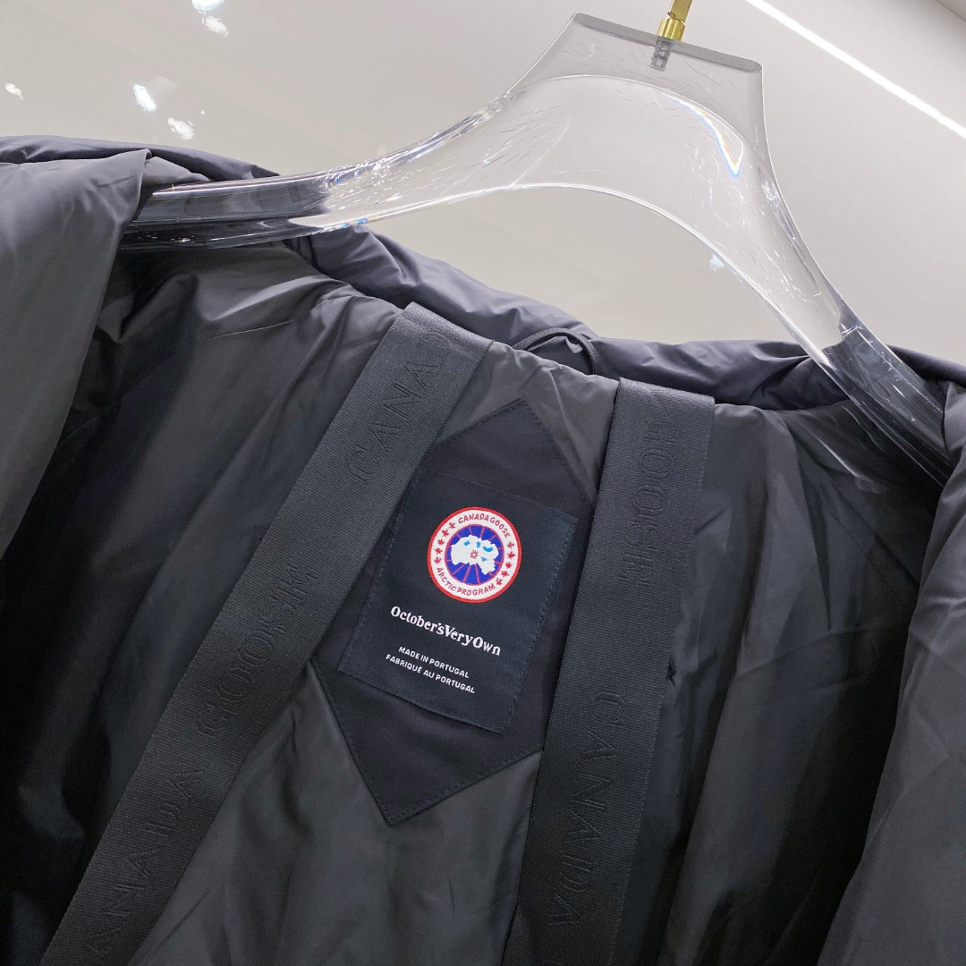 Canada Goose(加拿大鹅) FW2025新款羽绒服。连帽设计，男女同款，时尚感满满。采用定制面