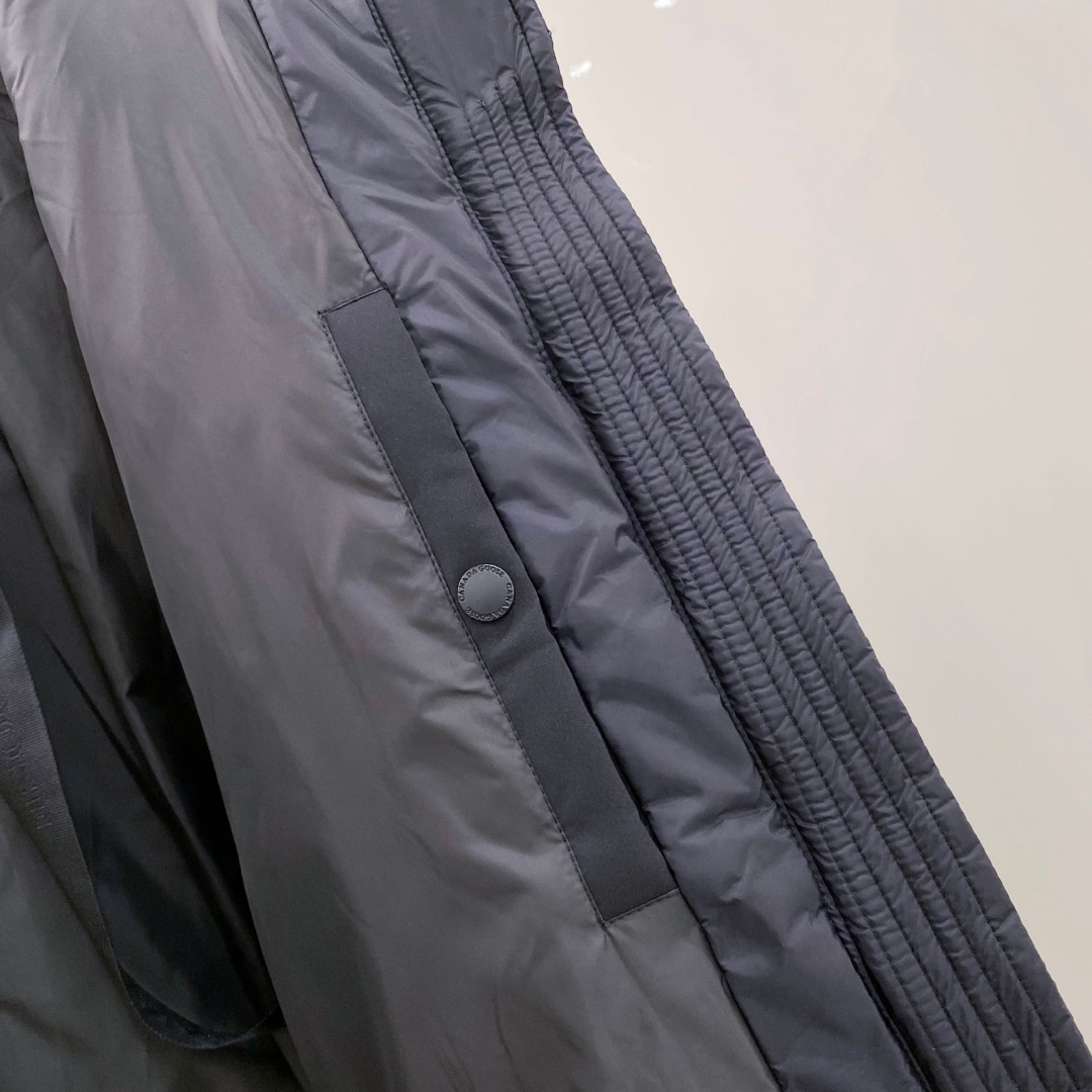 Canada Goose(加拿大鹅) FW2025新款羽绒服。连帽设计，男女同款，时尚感满满。采用定制面