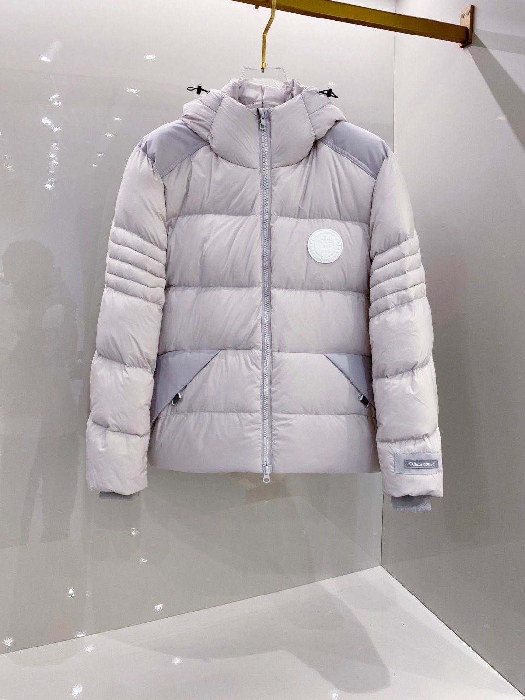 Canada Goose(加拿大鹅) FW2025新款羽绒服。连帽设计，男女同款，时尚感满满。采用定制面