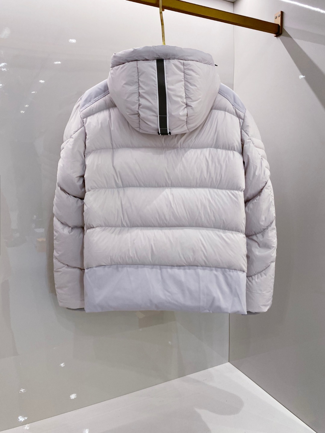 Canada Goose(加拿大鹅) FW2025新款羽绒服。连帽设计，男女同款，时尚感满满。采用定制面