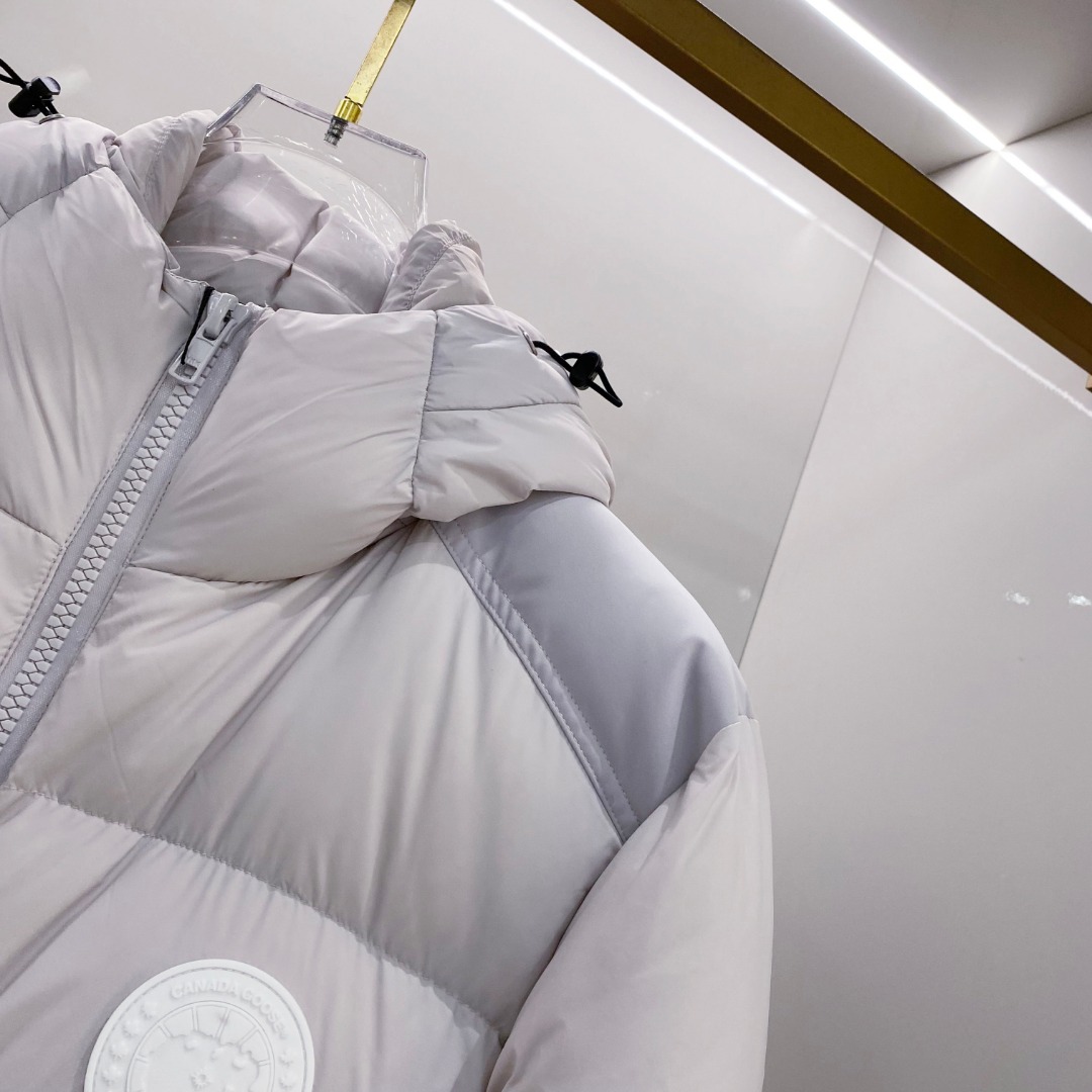 Canada Goose(加拿大鹅) FW2025新款羽绒服。连帽设计，男女同款，时尚感满满。采用定制面