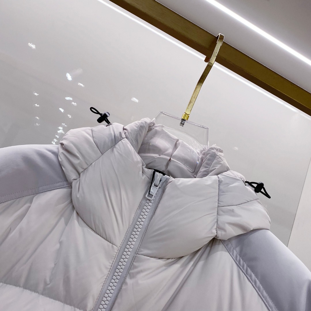 Canada Goose(加拿大鹅) FW2025新款羽绒服。连帽设计，男女同款，时尚感满满。采用定制面