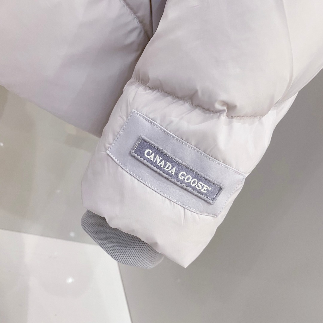 Canada Goose(加拿大鹅) FW2025新款羽绒服。连帽设计，男女同款，时尚感满满。采用定制面