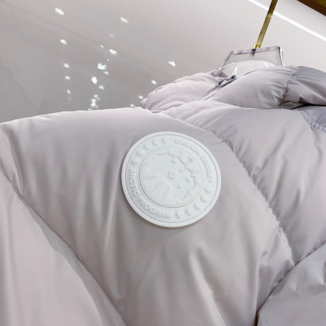 Canada Goose(加拿大鹅) FW2025新款羽绒服。连帽设计，男女同款，时尚感满满。采用定制面