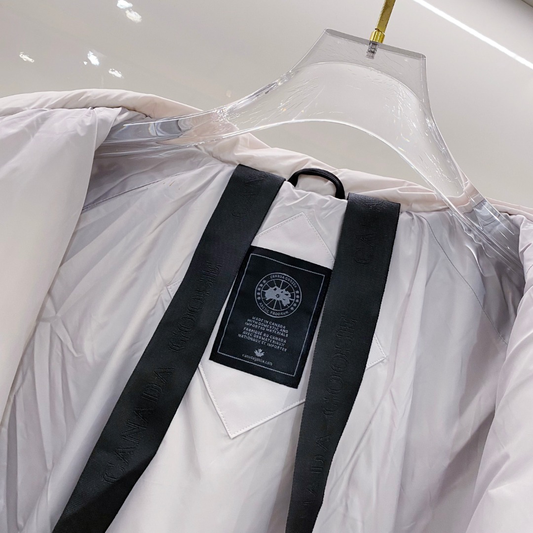 Canada Goose(加拿大鹅) FW2025新款羽绒服。连帽设计，男女同款，时尚感满满。采用定制面