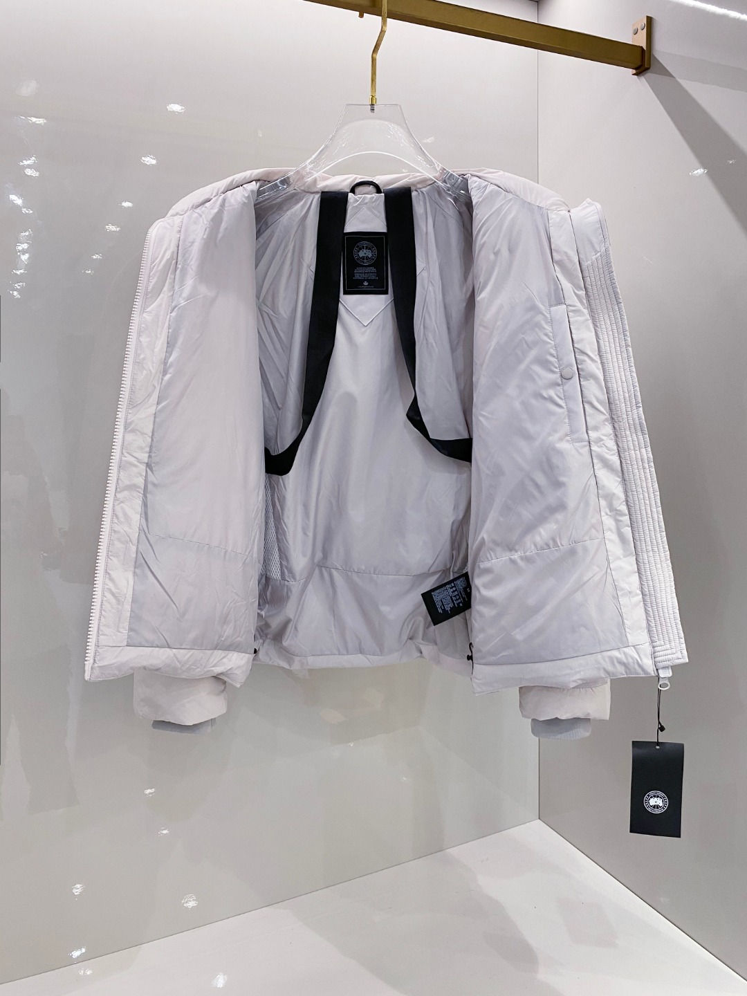 Canada Goose(加拿大鹅) FW2025新款羽绒服。连帽设计，男女同款，时尚感满满。采用定制面