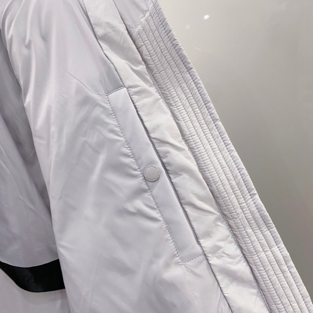 Canada Goose(加拿大鹅) FW2025新款羽绒服。连帽设计，男女同款，时尚感满满。采用定制面