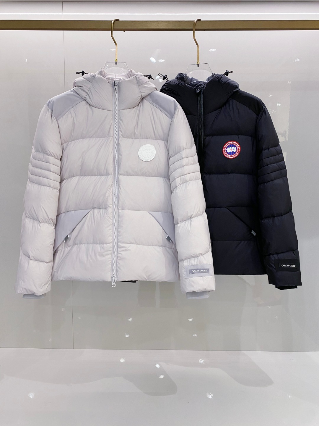 Canada Goose(加拿大鹅) FW2025新款羽绒服。连帽设计，男女同款，时尚感满满。采用定制面