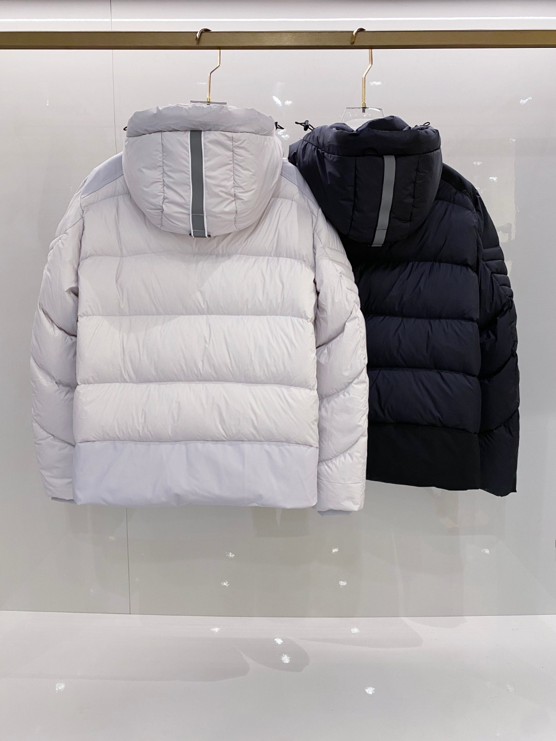 Canada Goose(加拿大鹅) FW2025新款羽绒服。连帽设计，男女同款，时尚感满满。采用定制面