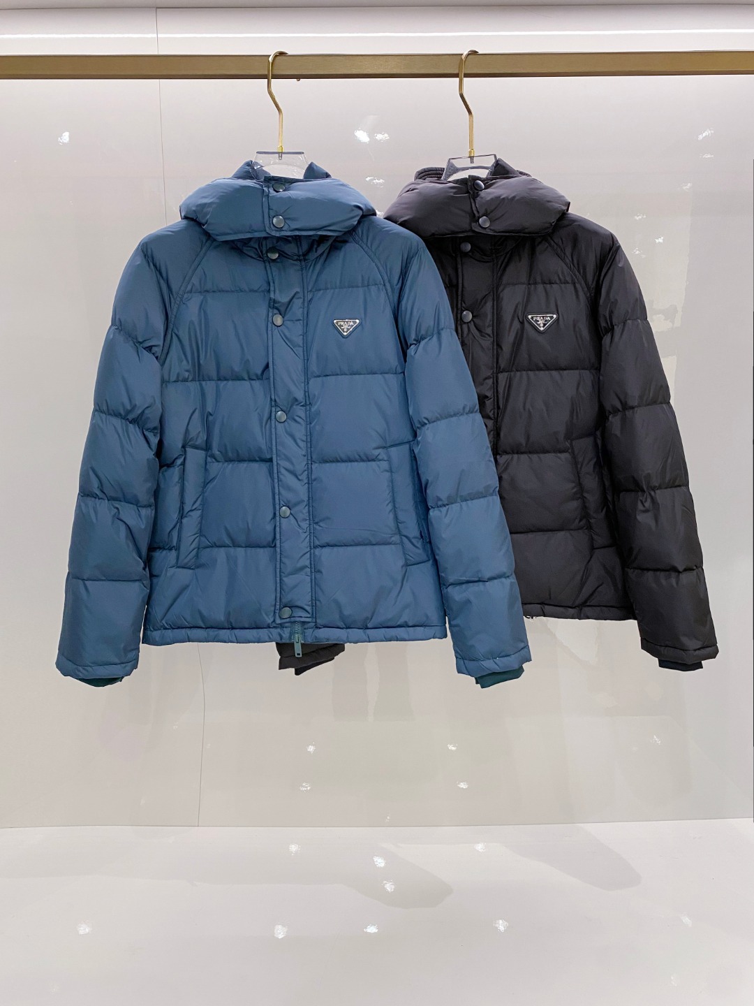 Prada&普拉达FW2025秋冬新款羽绒服。柜子在售款，一件难求。采用定制防风防雨面料，抗皱立挺有型，