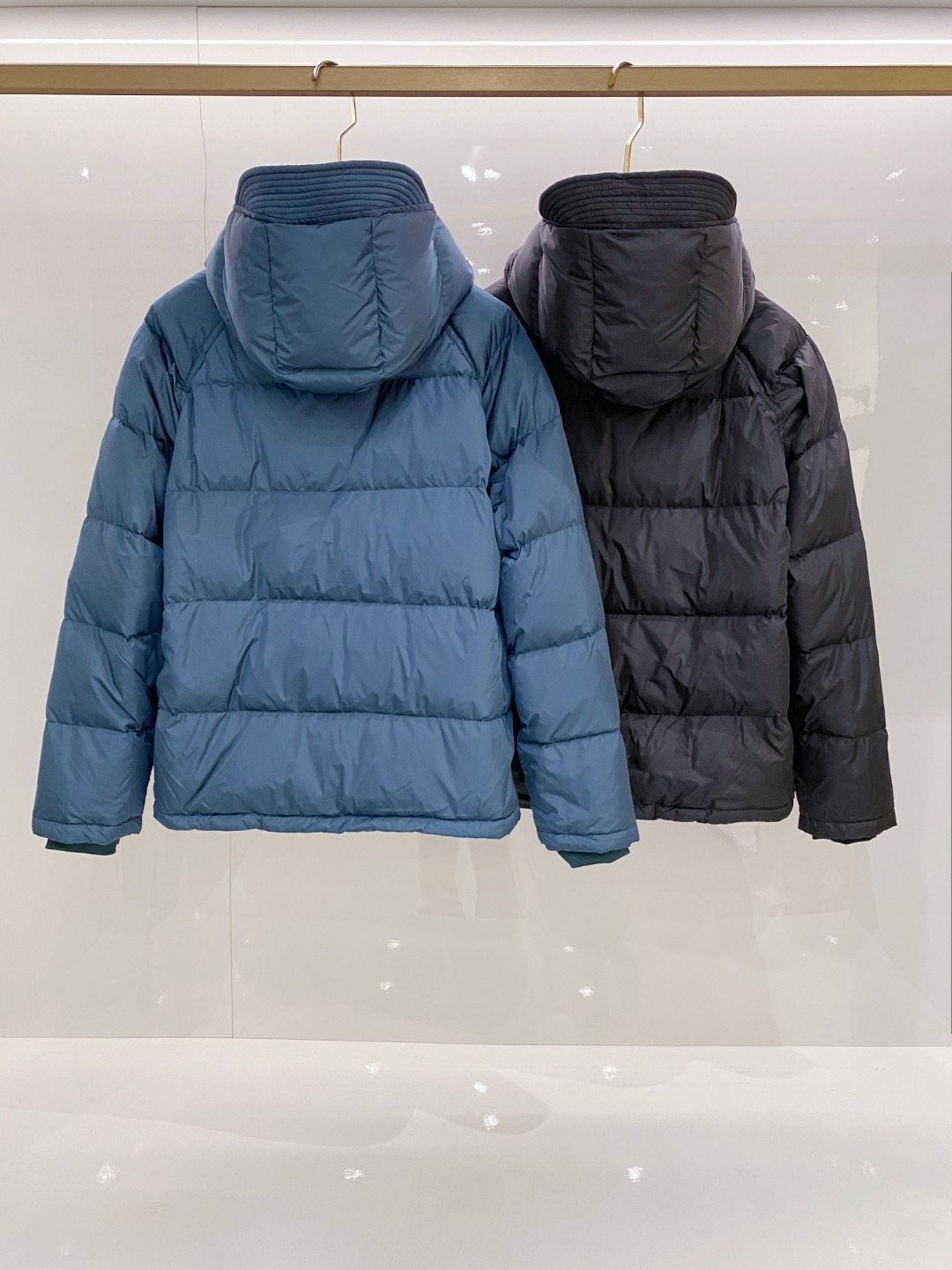 Prada&普拉达FW2025秋冬新款羽绒服。柜子在售款，一件难求。采用定制防风防雨面料，抗皱立挺有型，