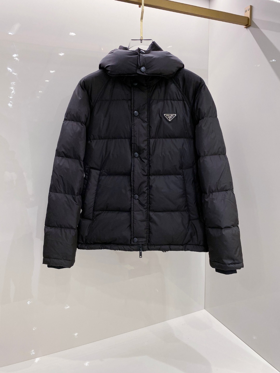 Prada&普拉达FW2025秋冬新款羽绒服。柜子在售款，一件难求。采用定制防风防雨面料，抗皱立挺有型，