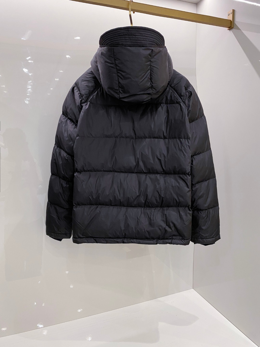 Prada&普拉达FW2025秋冬新款羽绒服。柜子在售款，一件难求。采用定制防风防雨面料，抗皱立挺有型，