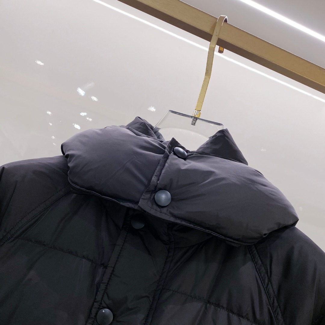 Prada&普拉达FW2025秋冬新款羽绒服。柜子在售款，一件难求。采用定制防风防雨面料，抗皱立挺有型，