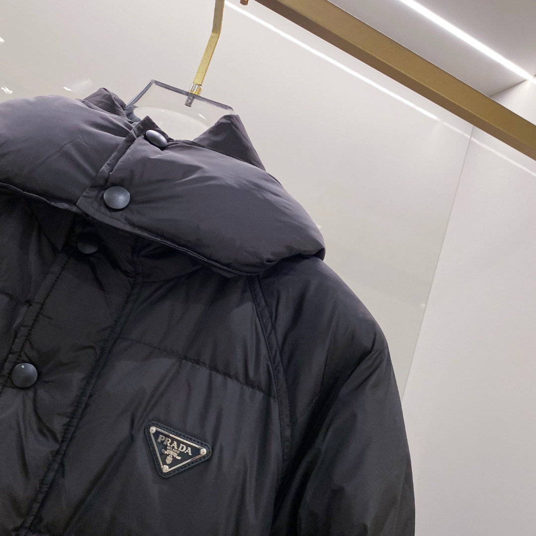 Prada&普拉达FW2025秋冬新款羽绒服。柜子在售款，一件难求。采用定制防风防雨面料，抗皱立挺有型，